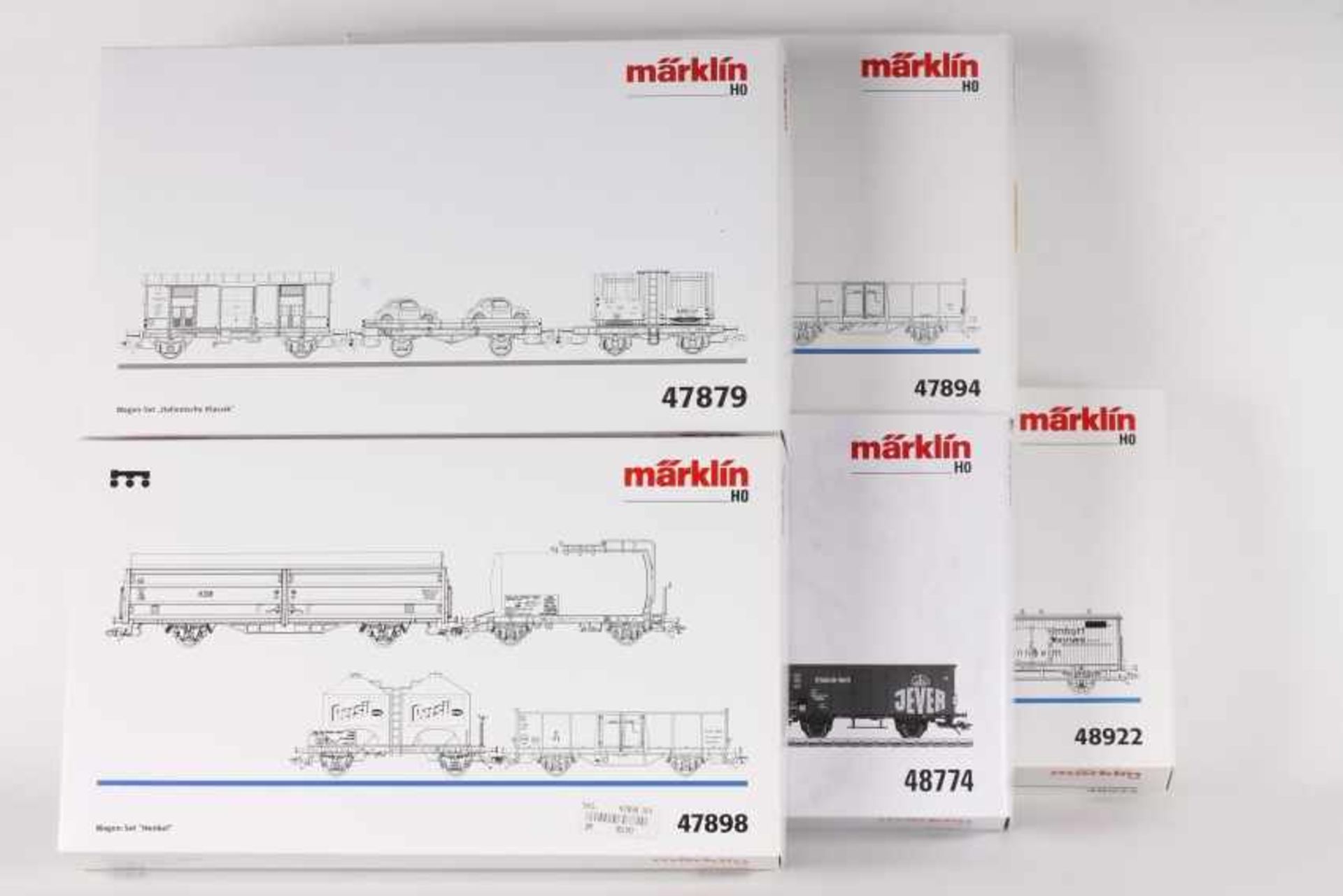 Märklin, sechzehn Güterwagen in fünf Wagen-SetsMärklin, sechzehn Güterwagen in fünf Wagen-Sets,