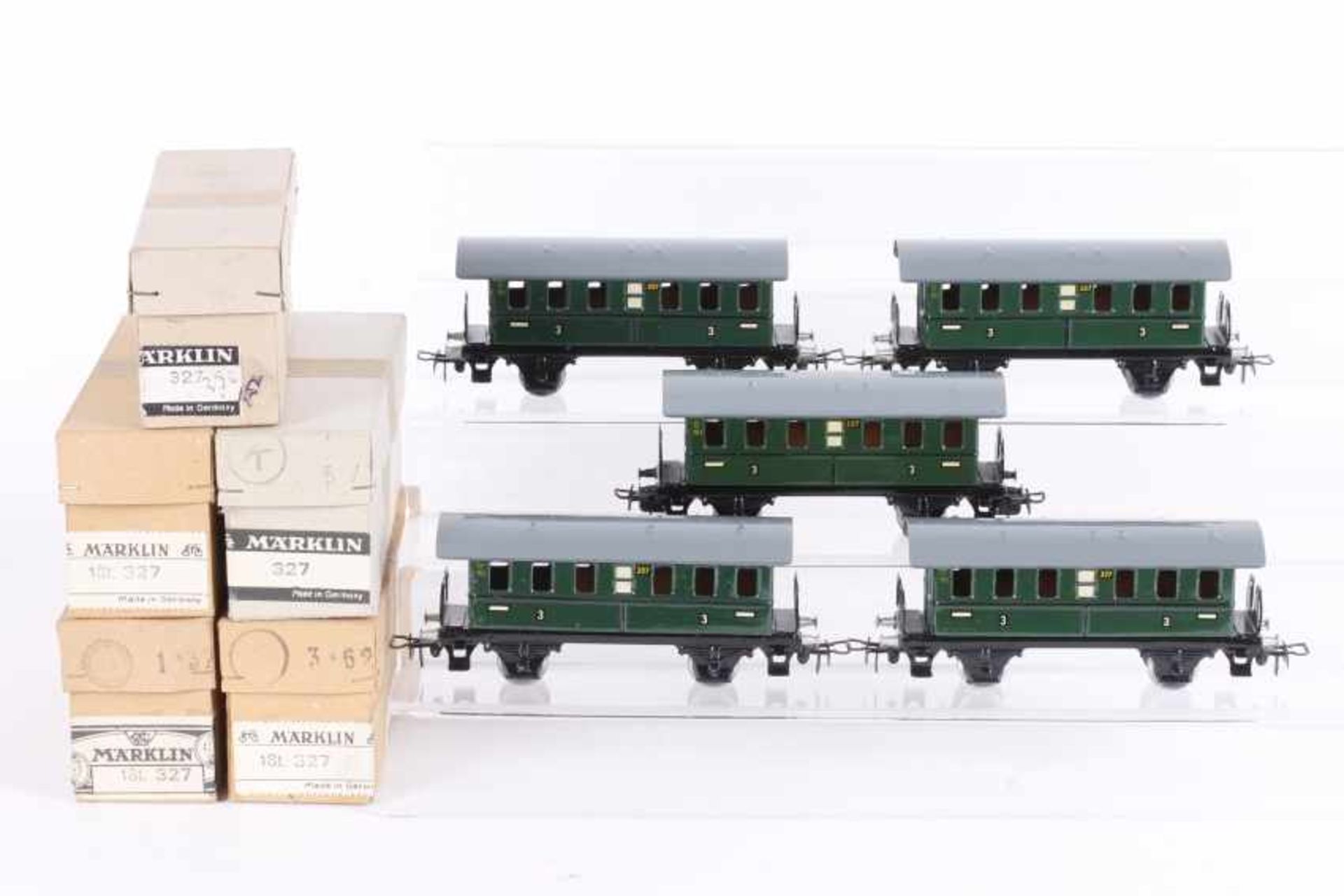 Märklin, 5 x 327, fünf PersonenzugwagenMärklin, 5 x 327, fünf Personenzugwagen, 1 x kleine dunkle