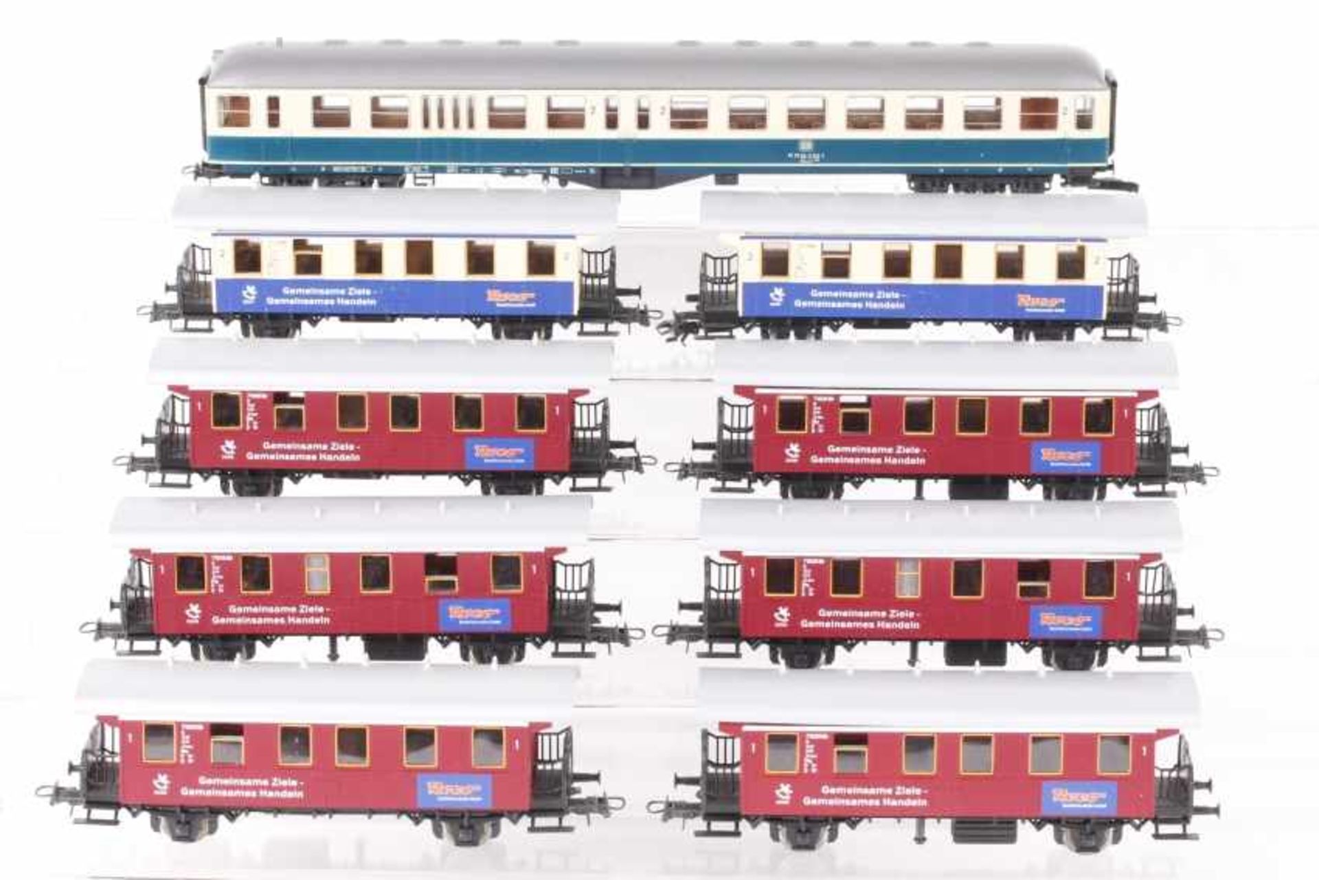 Roco, neun WagenRoco, neun Wagen, Nahverkehrswagen mit Dienstabteil, zwei creme/blaue und sechs rote