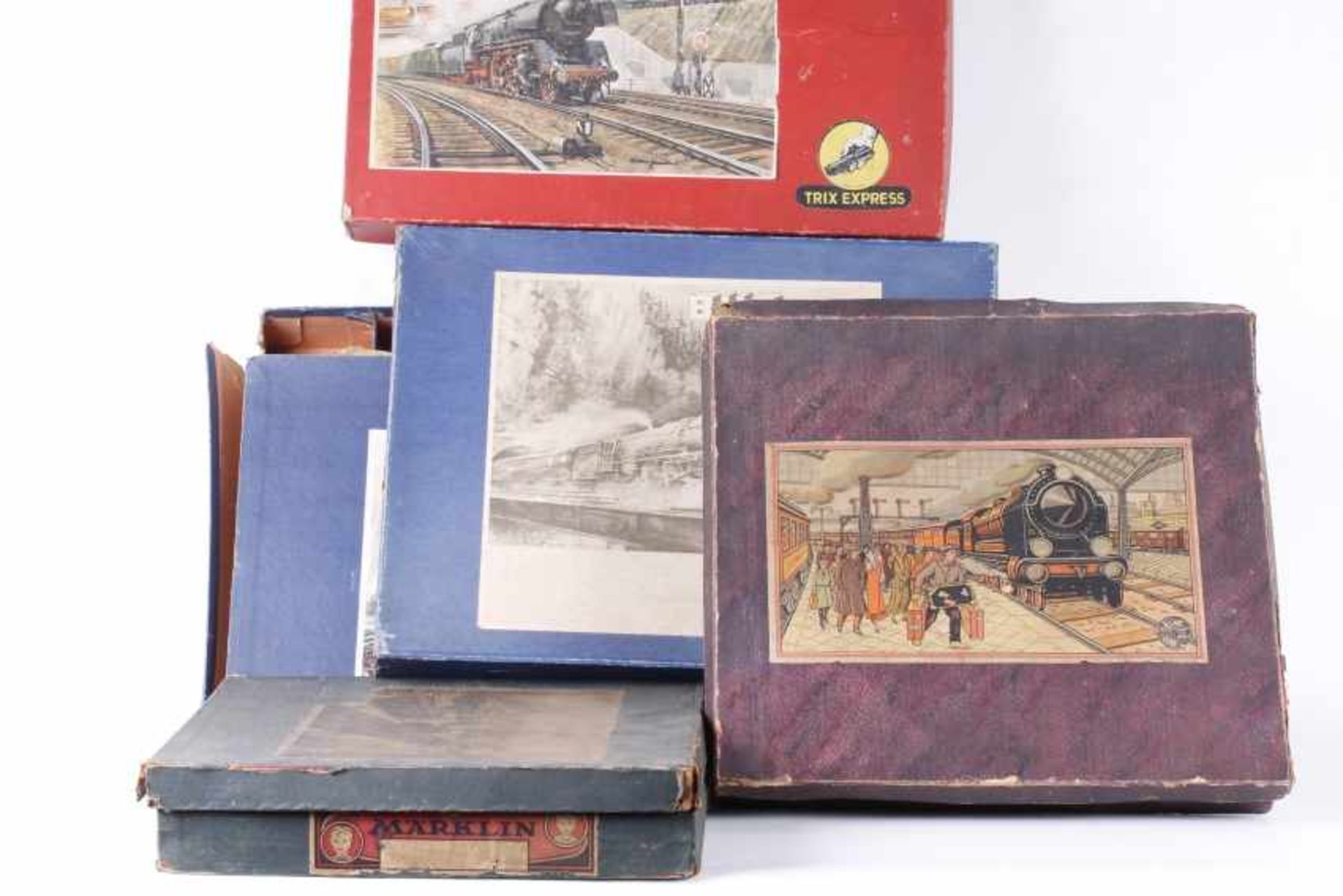 Fünf leere Originalkartons für Spielbahnen Spur 0Fünf leere Originalkartons für Eisenbahnen, Trix,