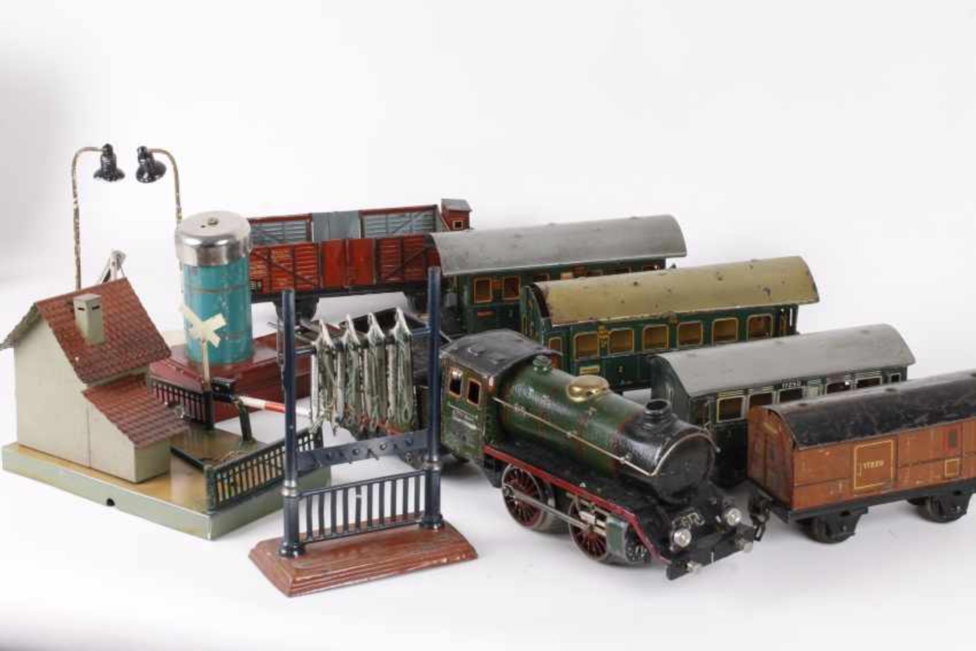 Märklin FundgrubeMärklin Fundgrube, Dampflok R 920, Uhrwerk, Tender, zwei Güter-und drei