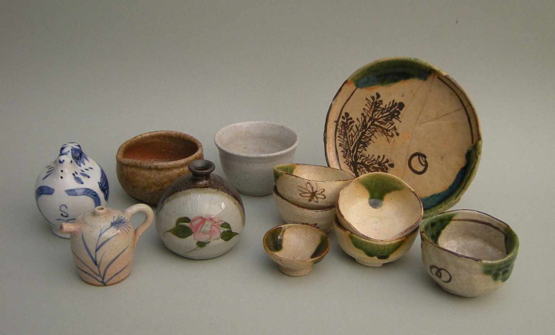 JAPAN, Keramik, Konv, bestehend aus Sakeschalen, Satz von 4, in der Wandung teils grün glasiert, und