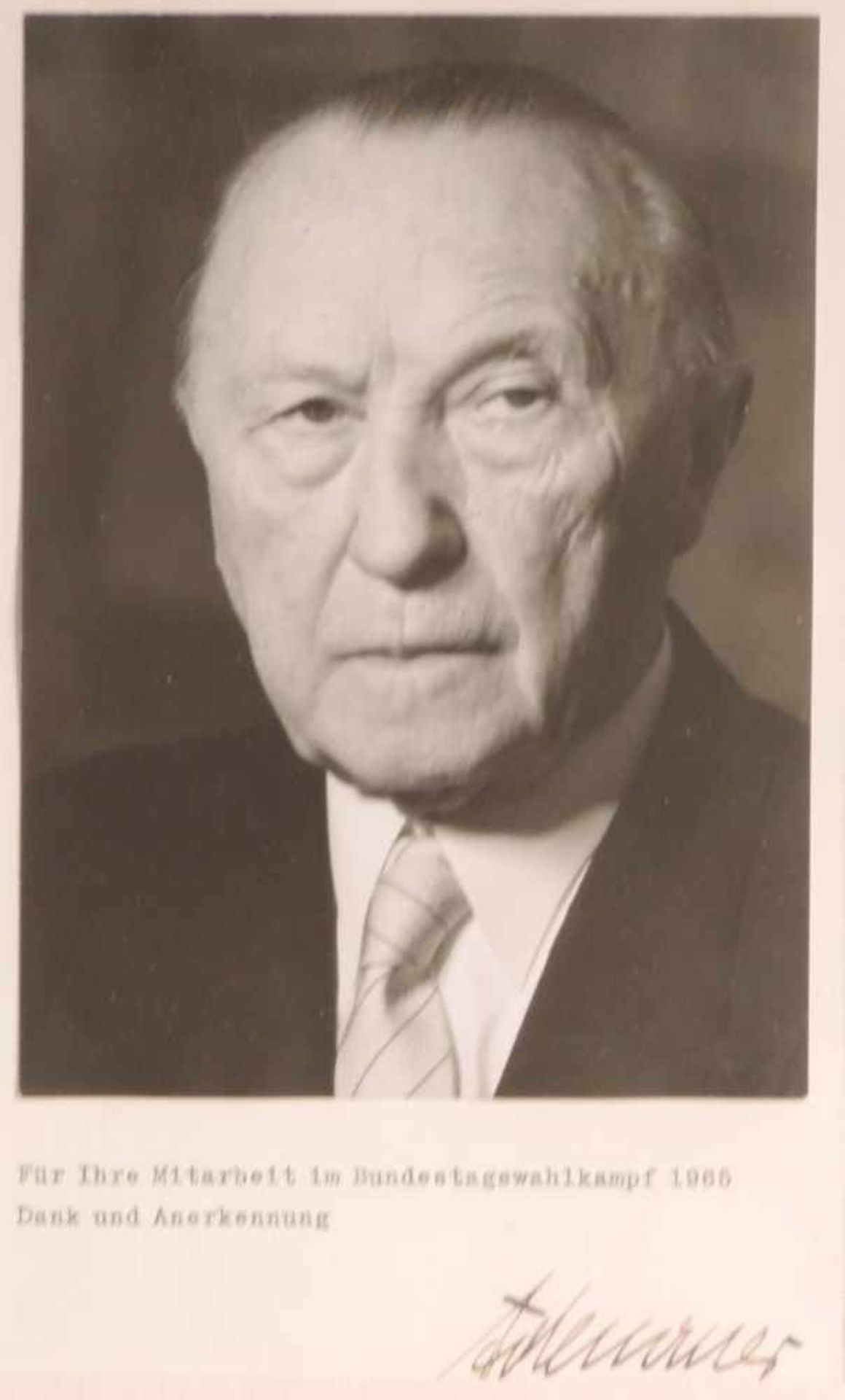 FOTOGRAPHIE, Brustportrait Konrad Adenauers, s/w, im Einfall Dotation: für Ihre Mitarbeit im