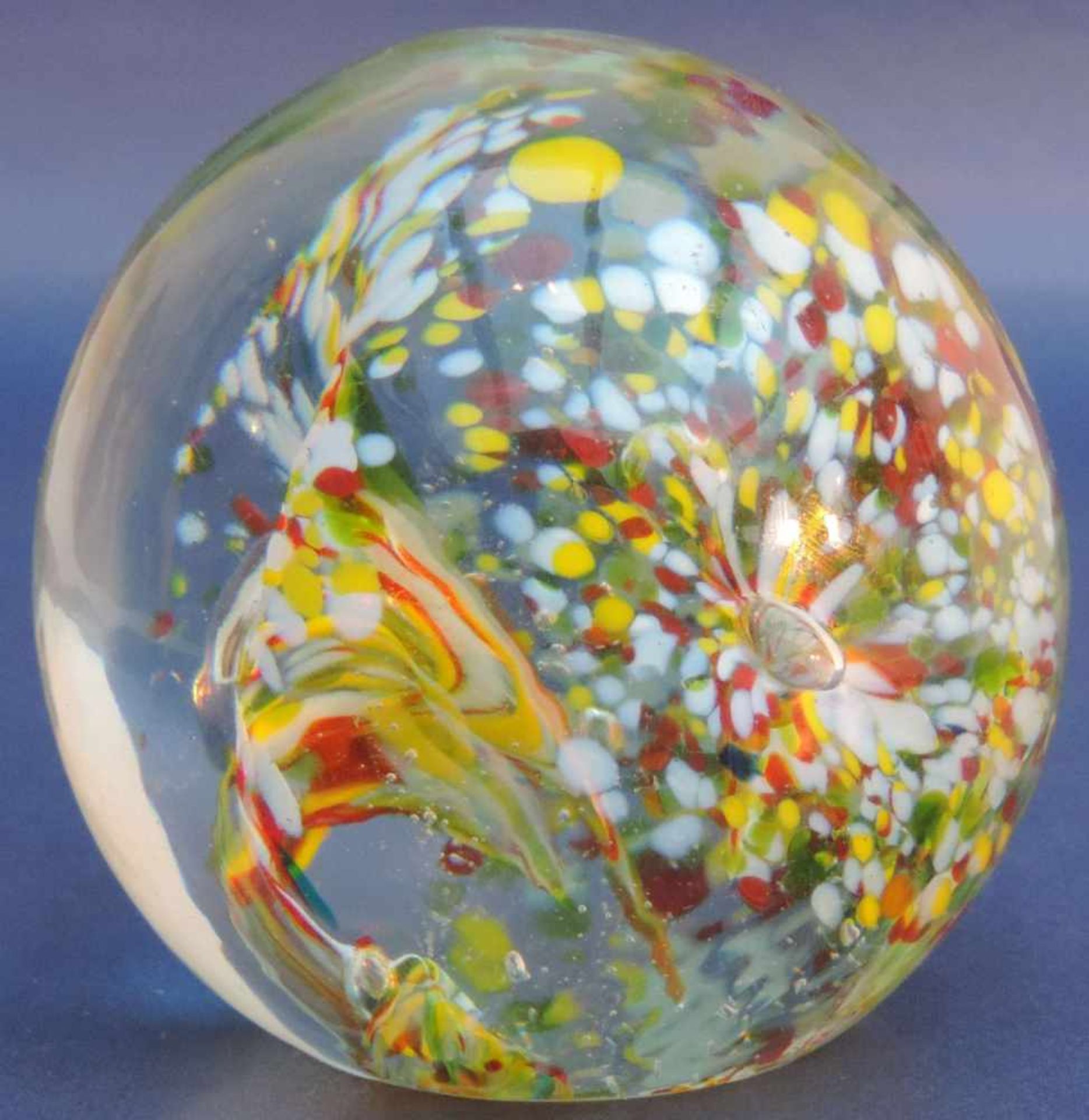 PAPERWEIGHT, Murano, Kugelform, 3 Blüten aus bunten Glasplättchen mit Luftblasenzentren, Dm 7,5