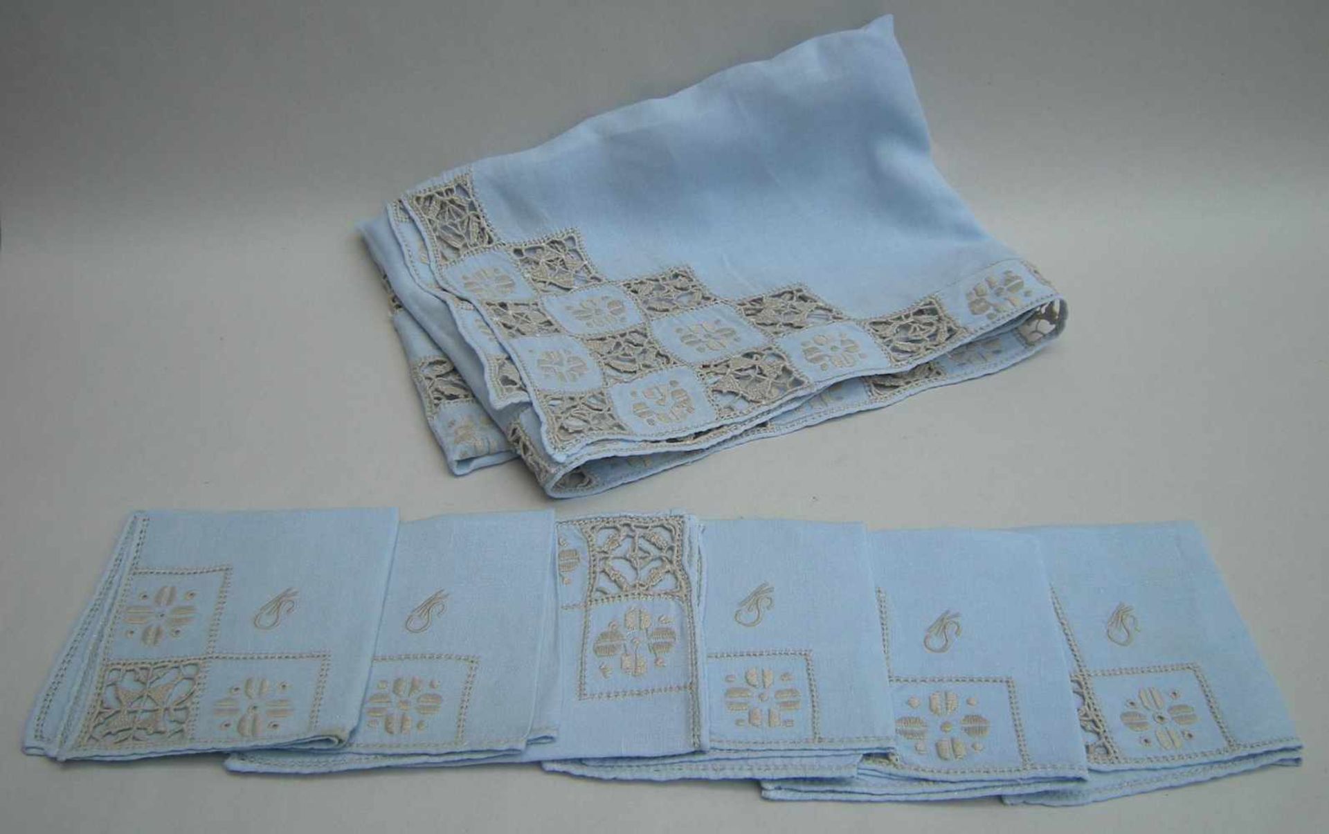 KAFFEESET, bestehend aus Decke, 80 x 85 sowie 6 Servietten, lichtblaues irisches Leinen, am Saum bzw