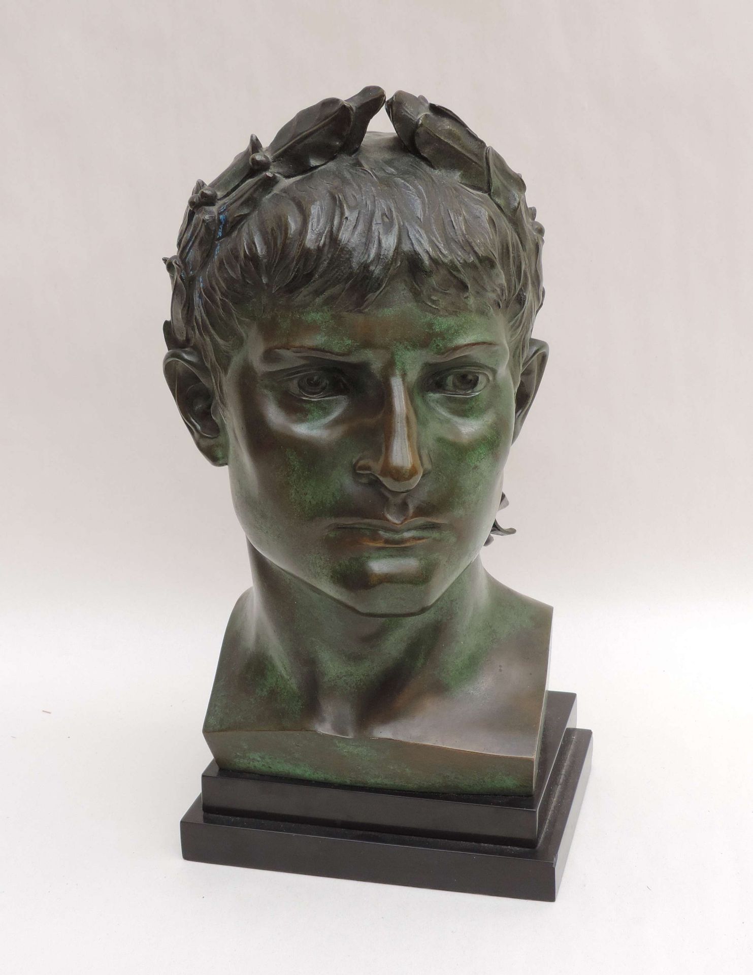 BELLI, Luigi, *1848, +1919, Bronze, grün patiniert, Idealisiertes Cesarenhaupt, Gießereimarke F.P.