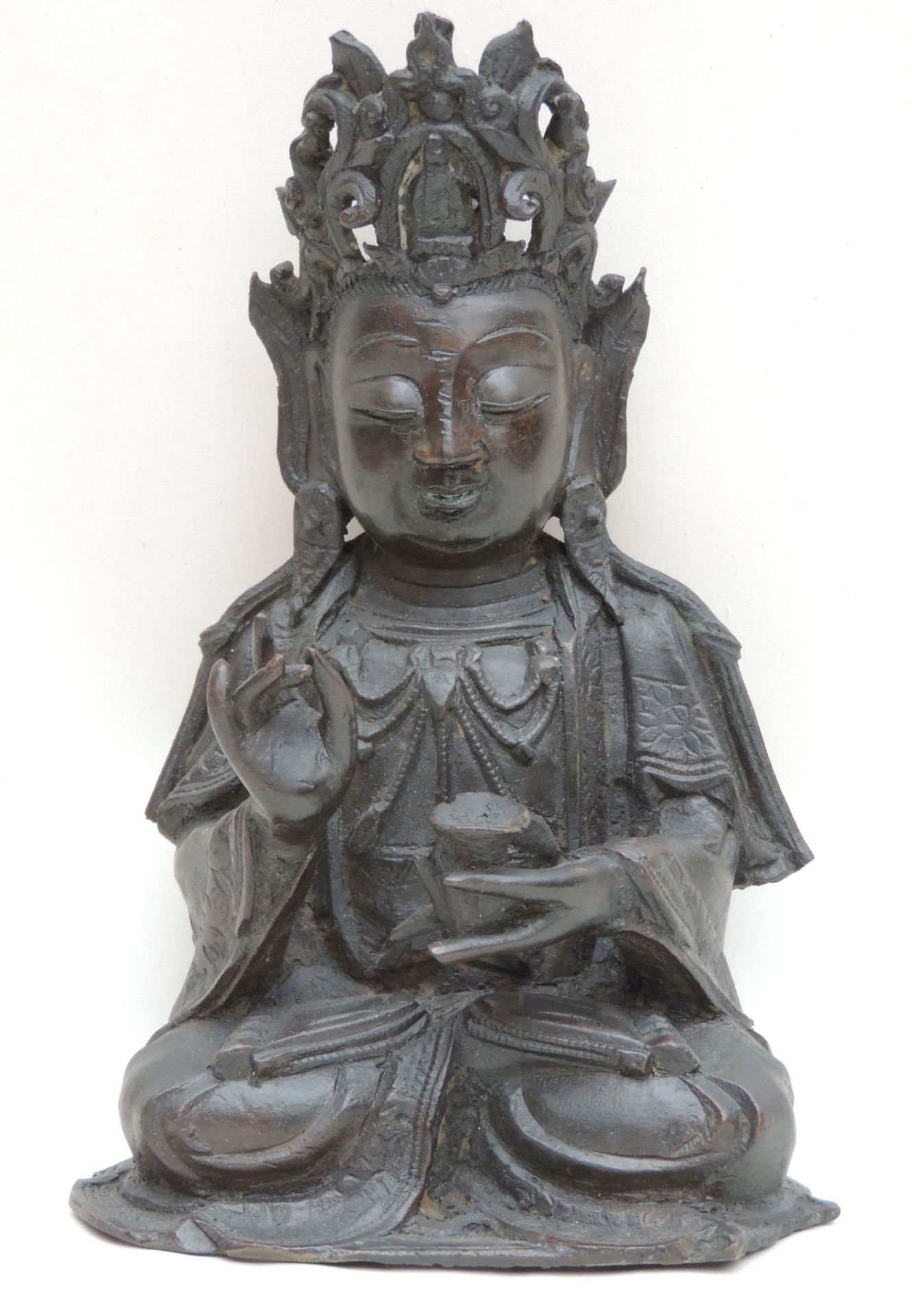 BUDDHA, Tibet, Bronze, Vitarka Mudra, Gefäß i d li Hand, reicher Kopfschmuck, Lotussitz, H 20, verso