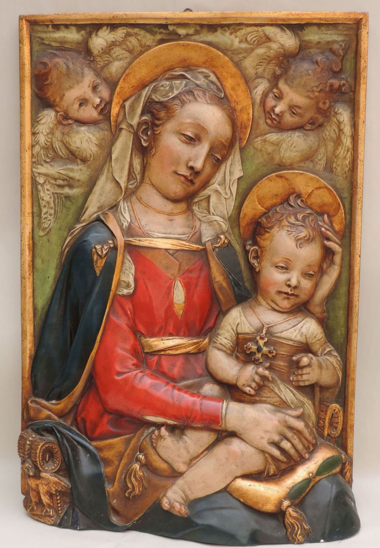 HALBRELIEF, 2.H.19.Jh., Stuck vergoldet und polychromiert, Madonna mit Kind, 2 Seraphim, Randfigur