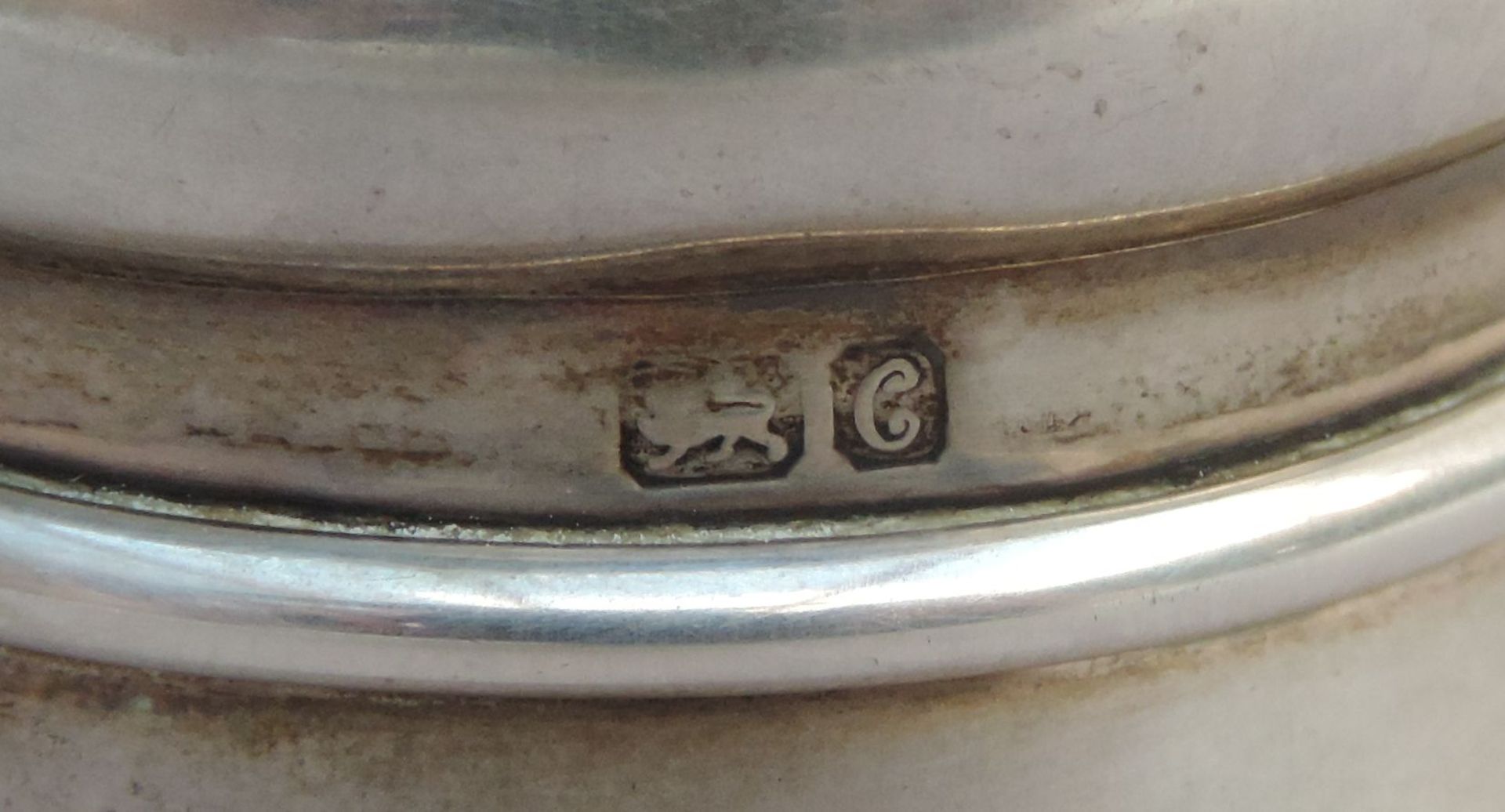 PILLENDOSE, Chester 1890, balustrige Form, in Rocaillen reliefierter Deckel, auch Schwalbe und - Image 4 of 4