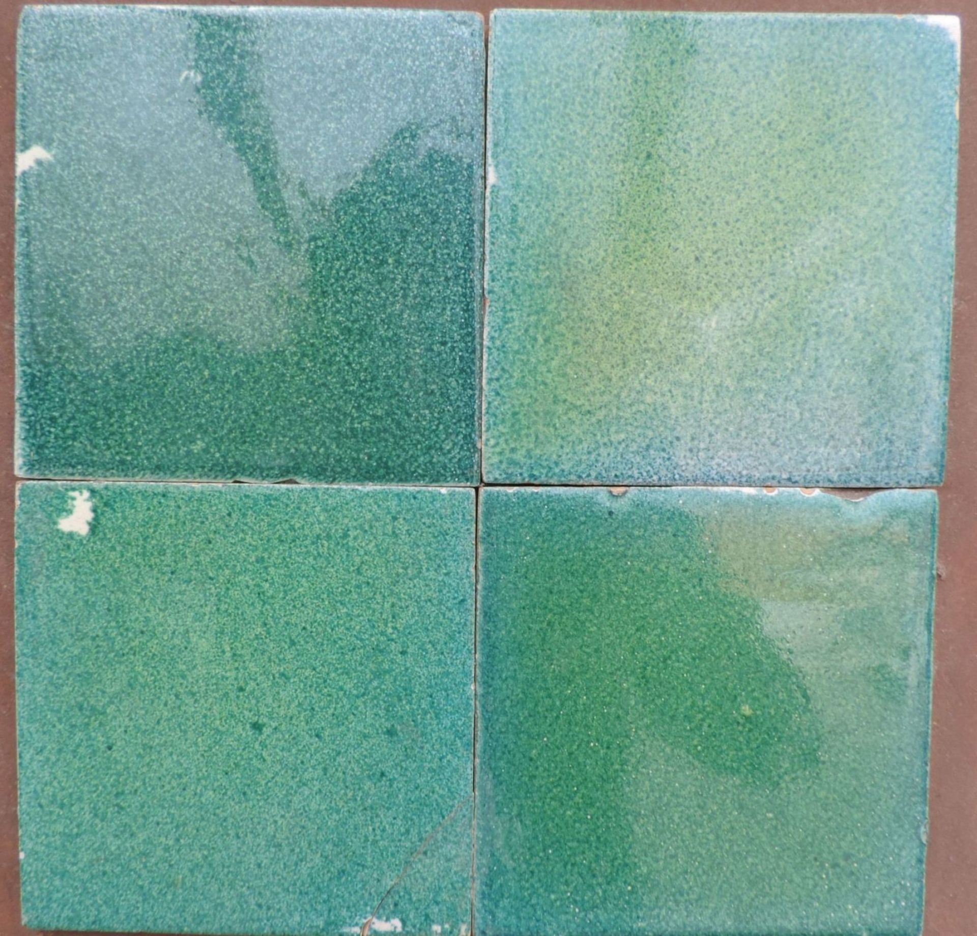 FLIESEN, Konvolut von 12, Friesland, 1.H.19.Jh., 8 grün-marmoriert, 4 grün m zentralem - Image 2 of 4