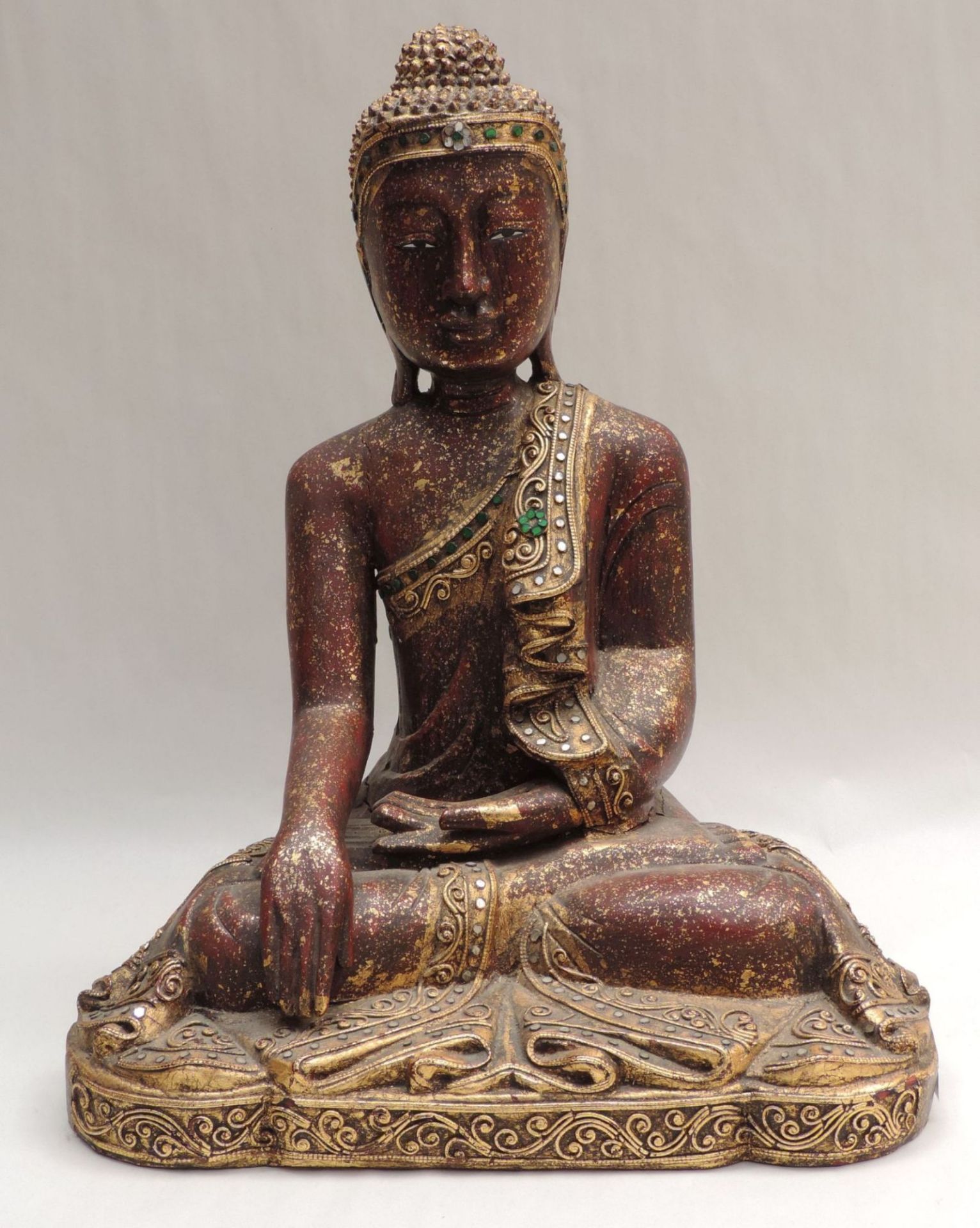 FIGUR, Thailand, Buddha in der Geste der Wunschgewährung, Holz, gefasst, teilvergoldet und mit