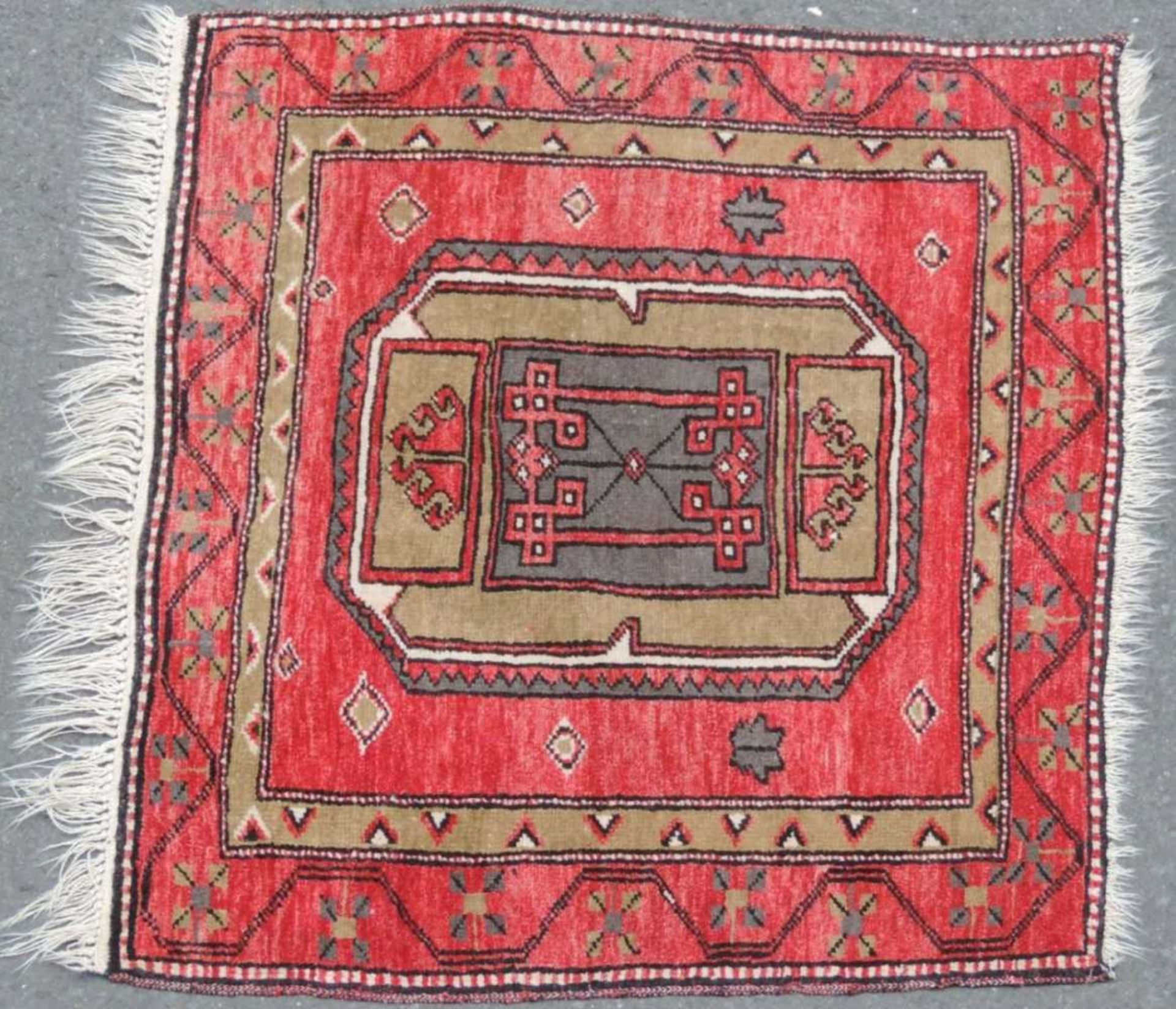 BRÜCKE, Herati, ca 50 Jahre alt, Anilinfarben, rotgrundig, 1 Haupt-, 3 Nebenbordüren, im Spiegel