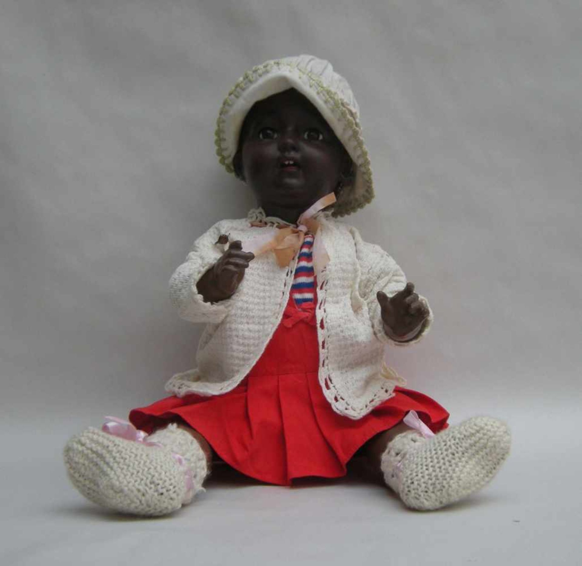 MÄDCHENPUPPE, schwarz, 1930, 52 cm, Masse/Pappmache-Babykörper, Porzellankopf, braune Schlafaugen