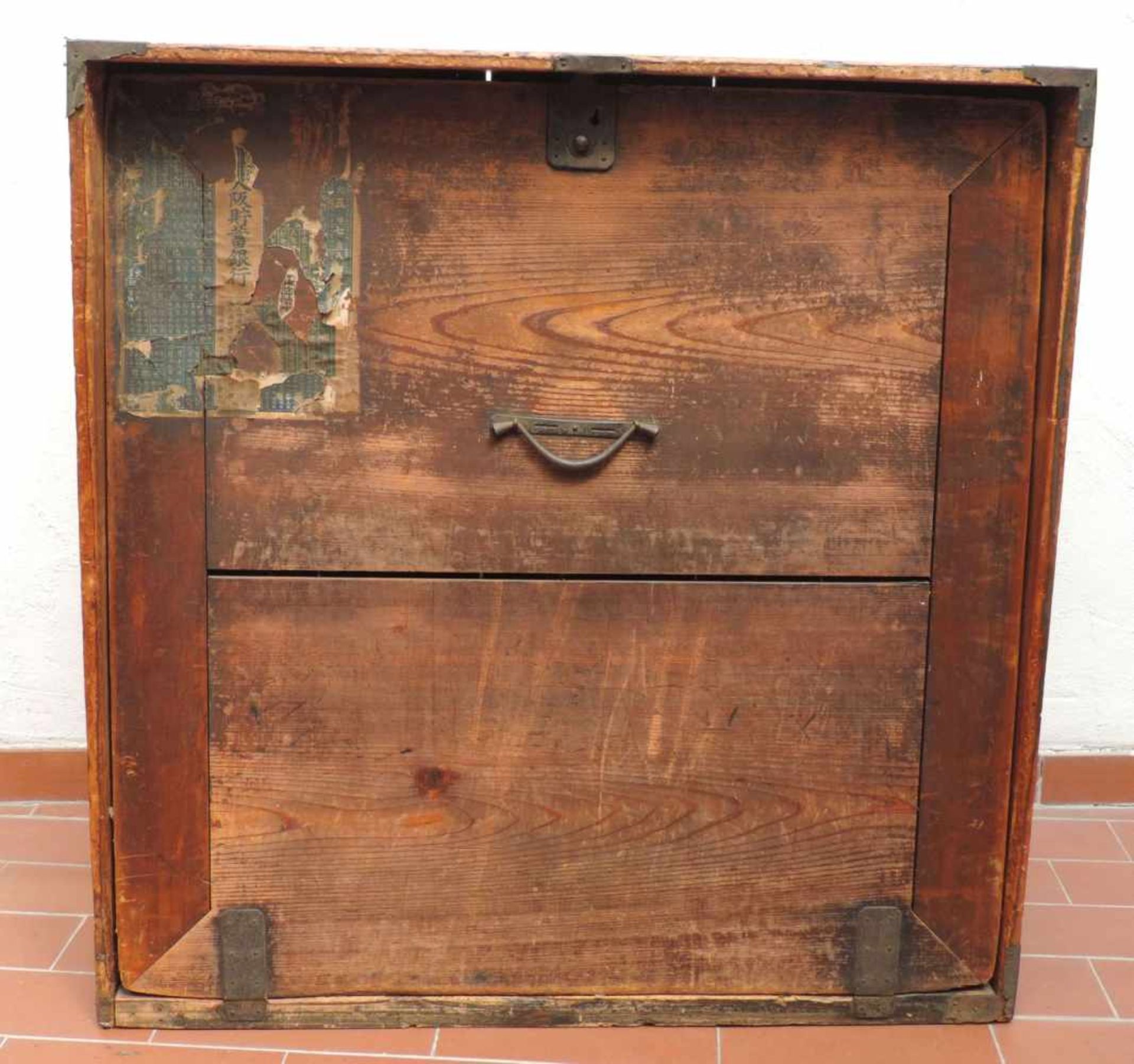 KASTENSCHRANK, frühe Meiji-Epoche, um 1860, Paulownia Holz, Brandübergehäuse um 1900, in der Basis 2 - Image 2 of 2