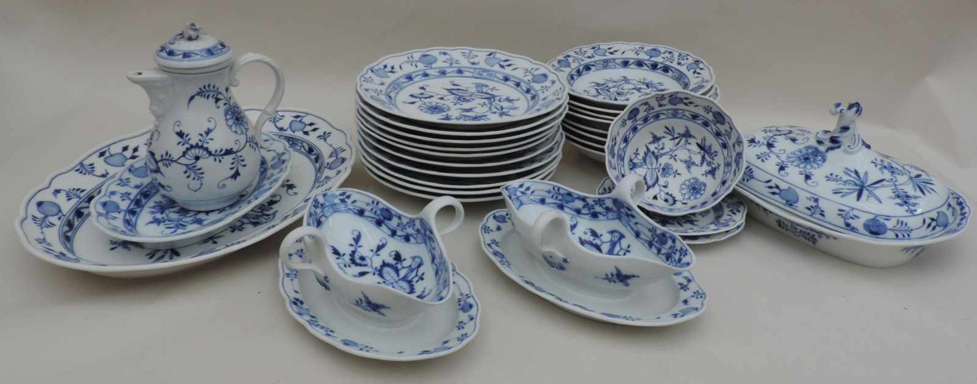 TEILSERVICE, Meissen, Kgl Porzellanmanuf, 1860-1924, sog Zwiebelmusterdekor, (bleu ordinär),