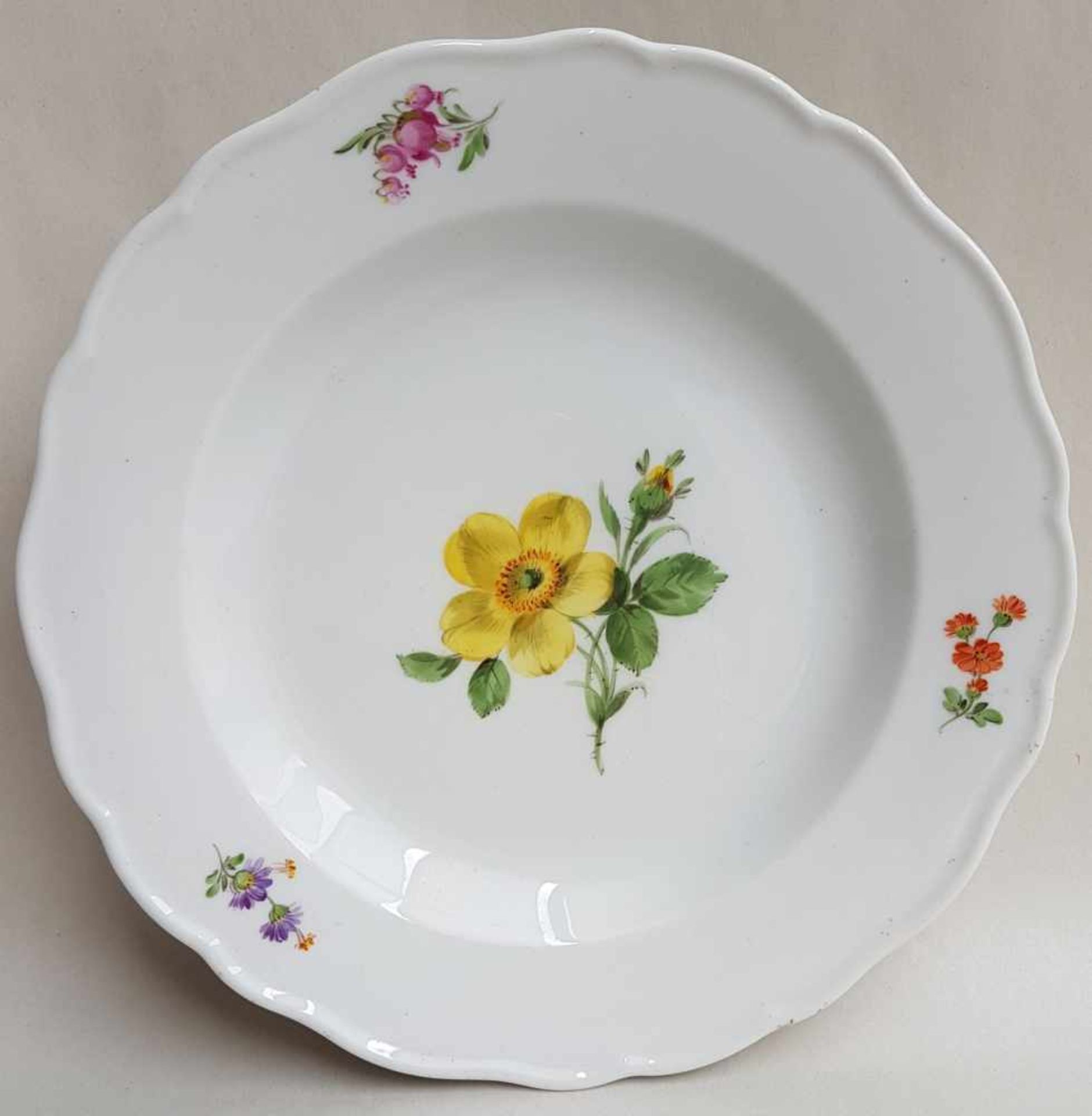 DESSERTTELLER, Staatl Porzellanmanuf Meissen, 1924-1934, Blume mittig, gewellter Wulstrand, Dm 20,