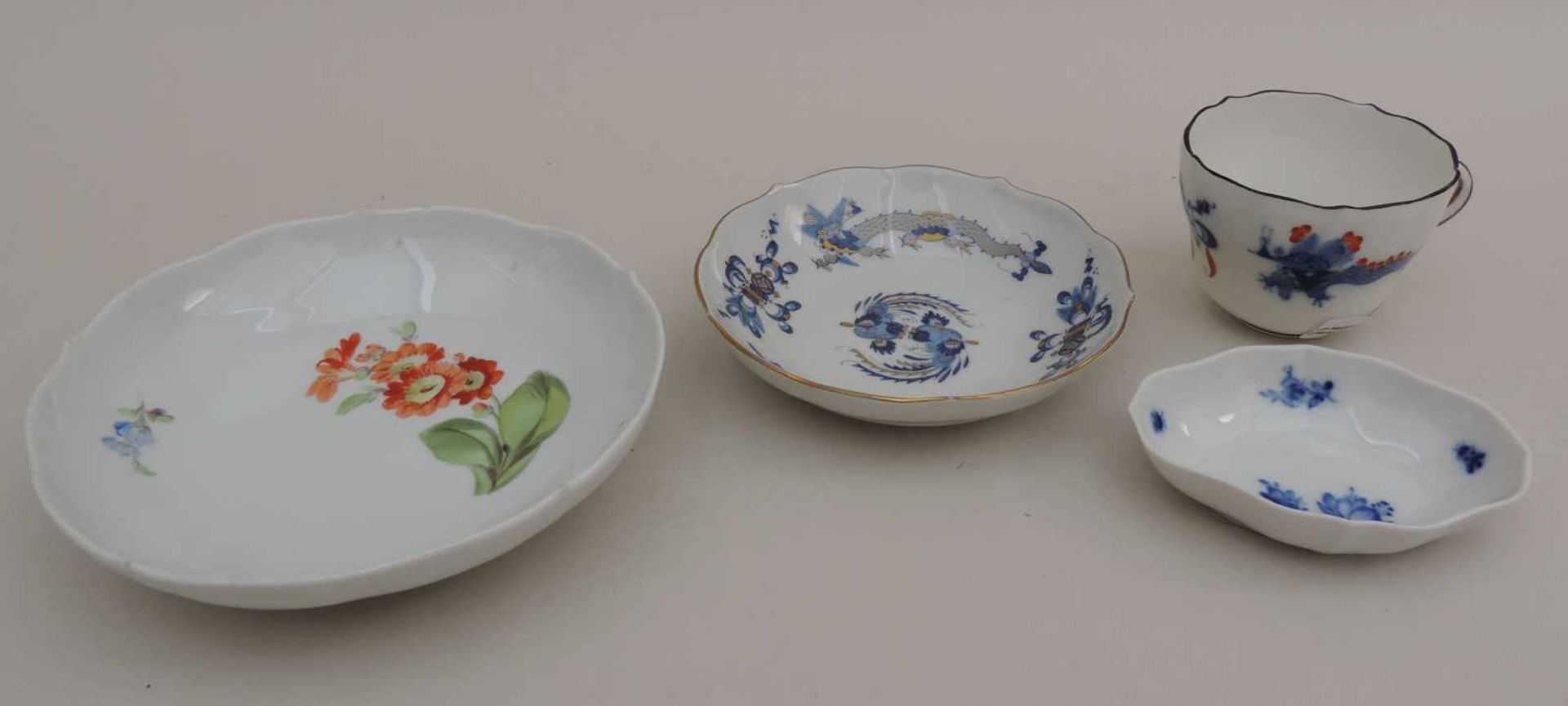 MEISSEN, Staatl Porzellanmanuf, bestehend aus Moccatasse, Mingdrachen blau, rot, schwarz, Mocca-