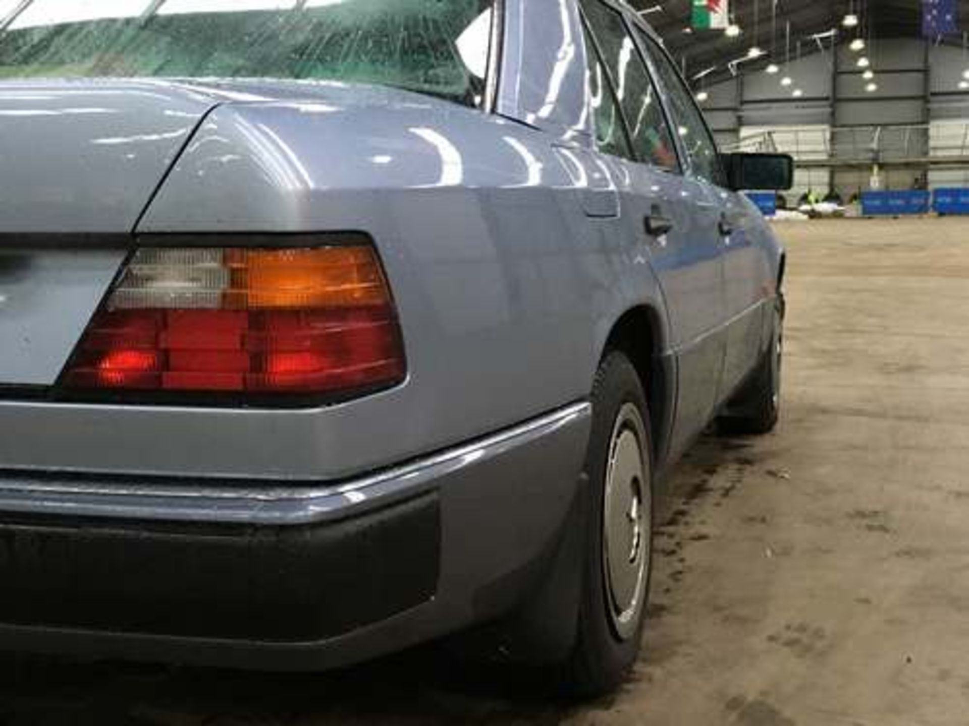 MERCEDES 260E AUTO - 2599cc - Image 8 of 21