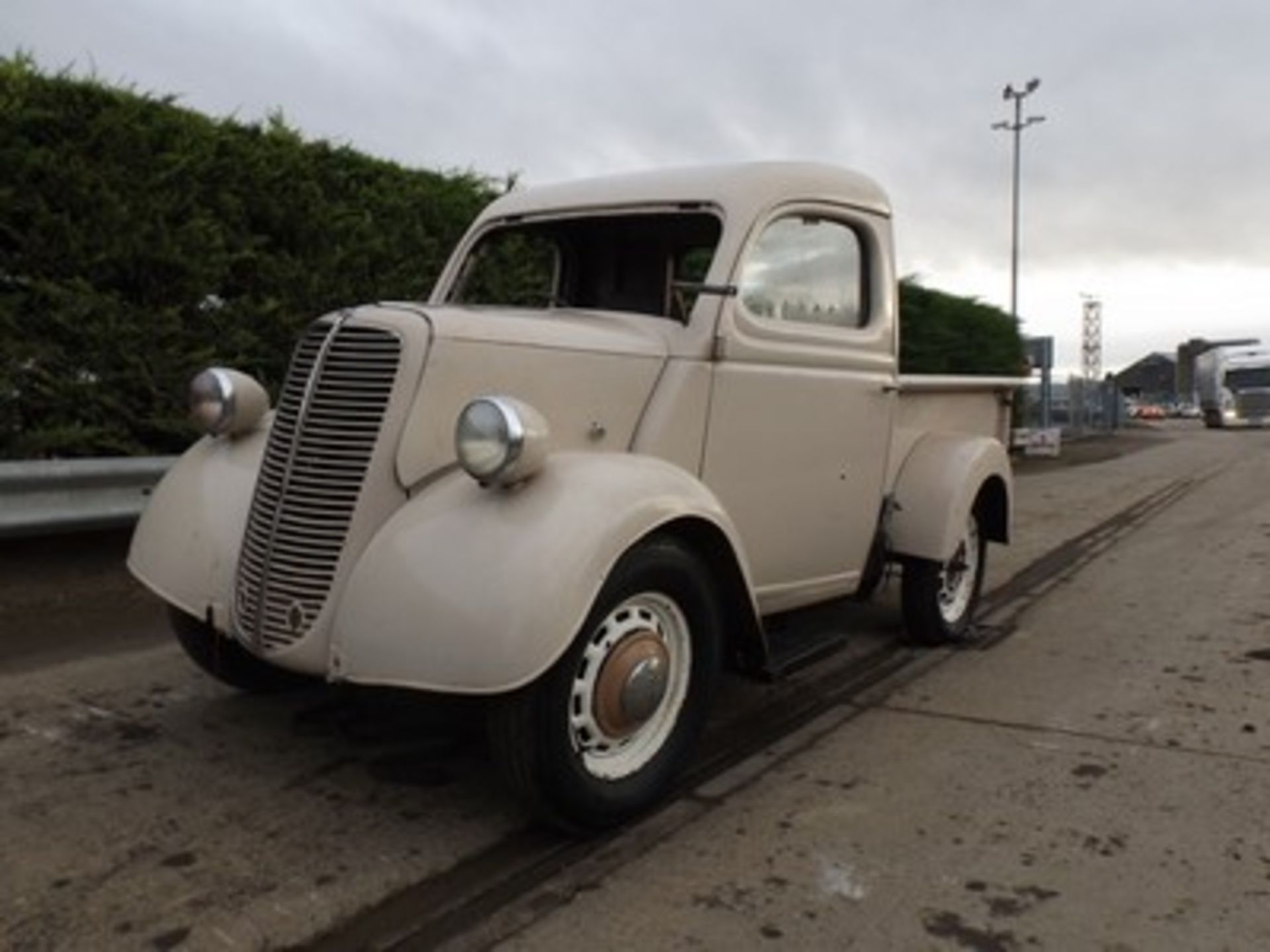 FORDSON E83W 10HP PICK UP