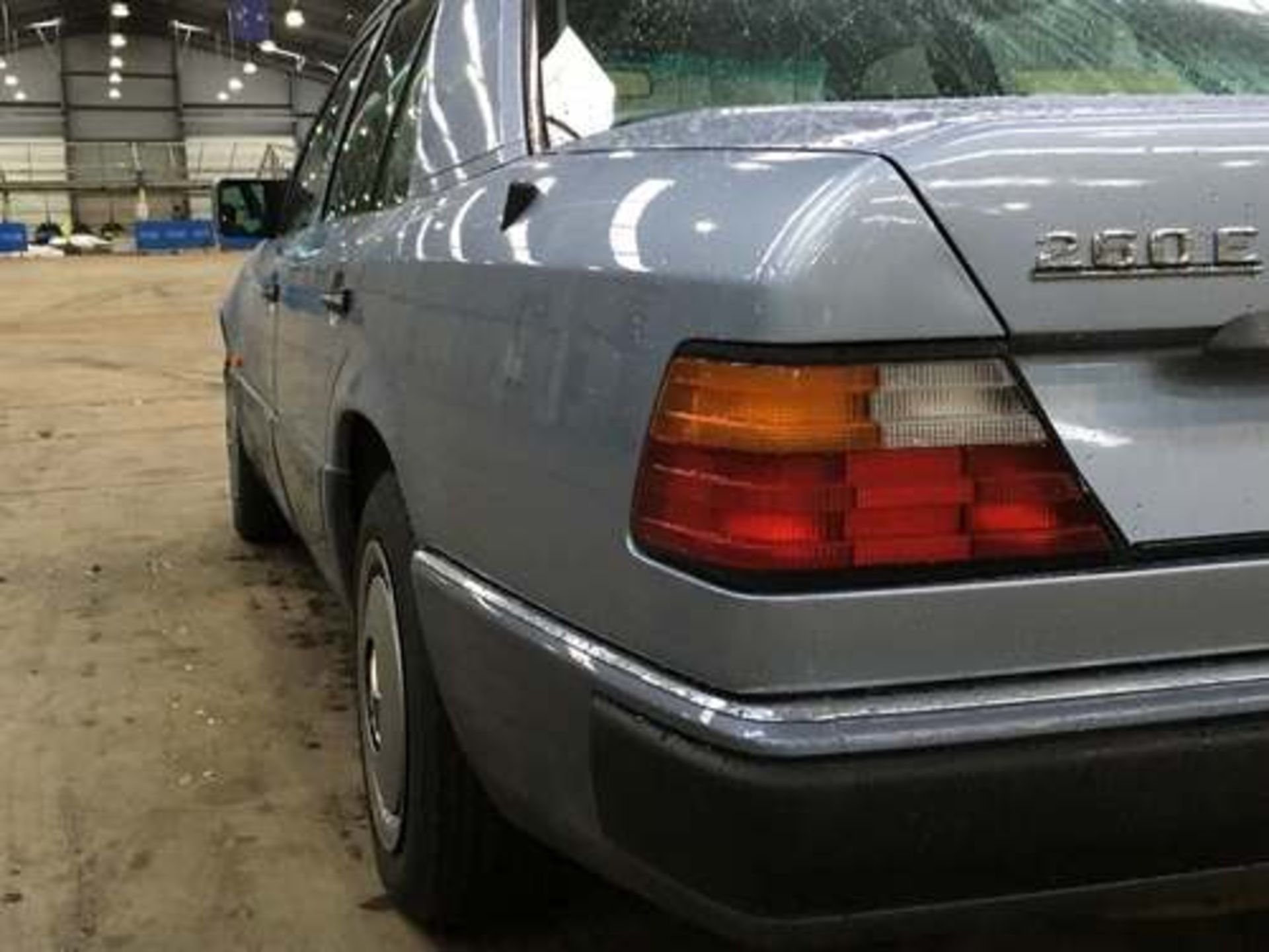 MERCEDES 260E AUTO - 2599cc - Image 7 of 21