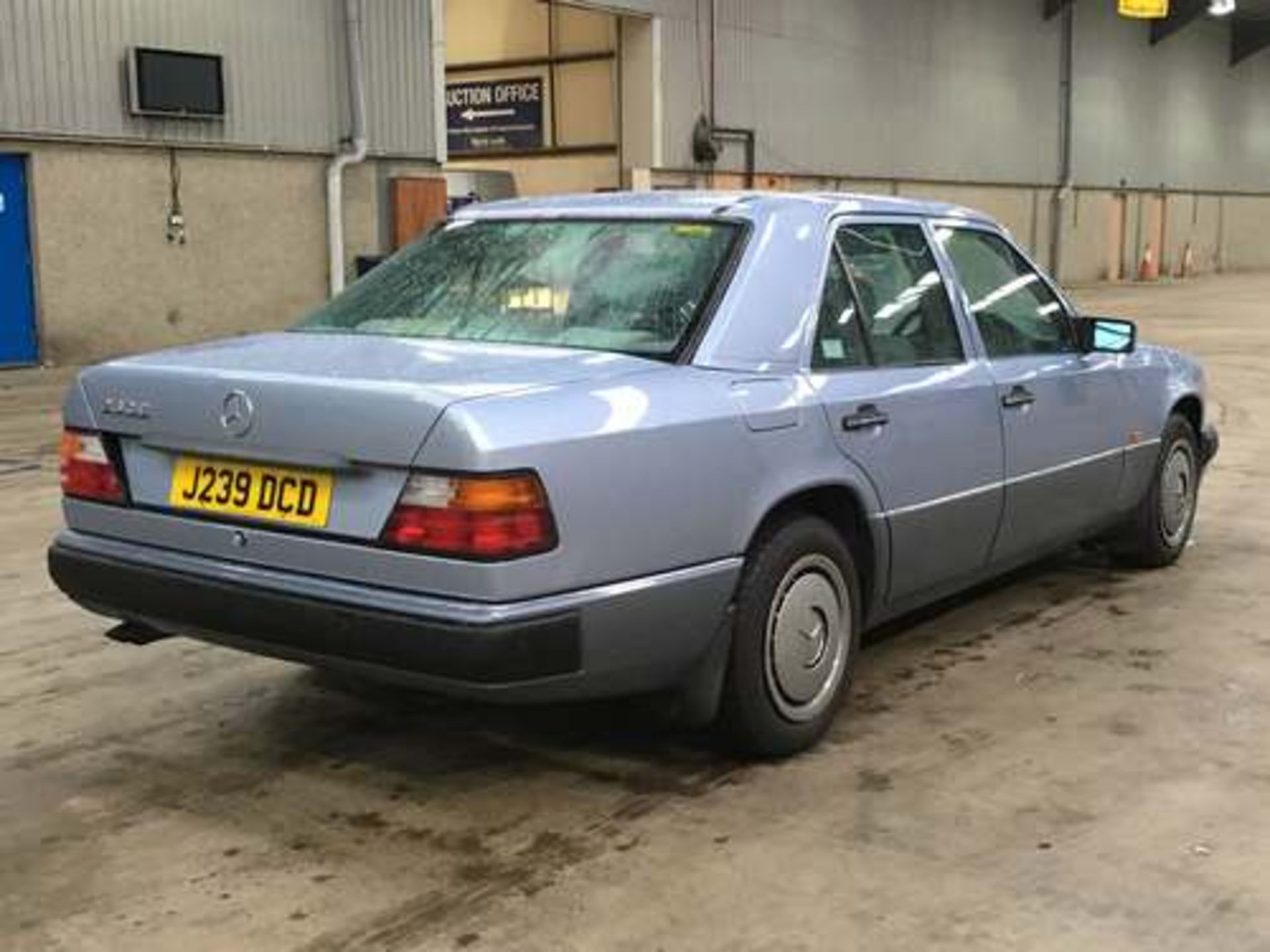 MERCEDES 260E AUTO - 2599cc - Image 3 of 21