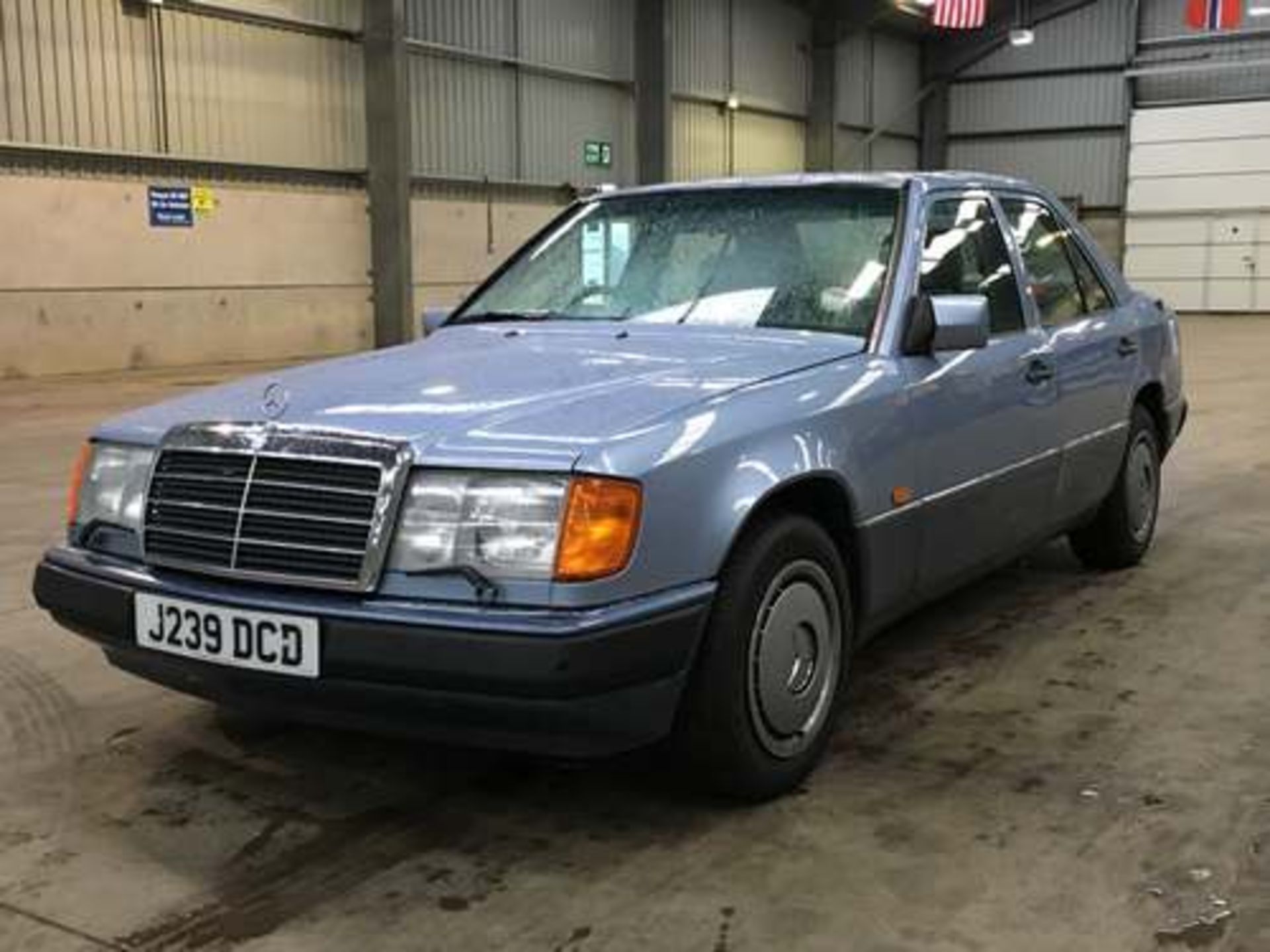 MERCEDES 260E AUTO - 2599cc - Image 2 of 21