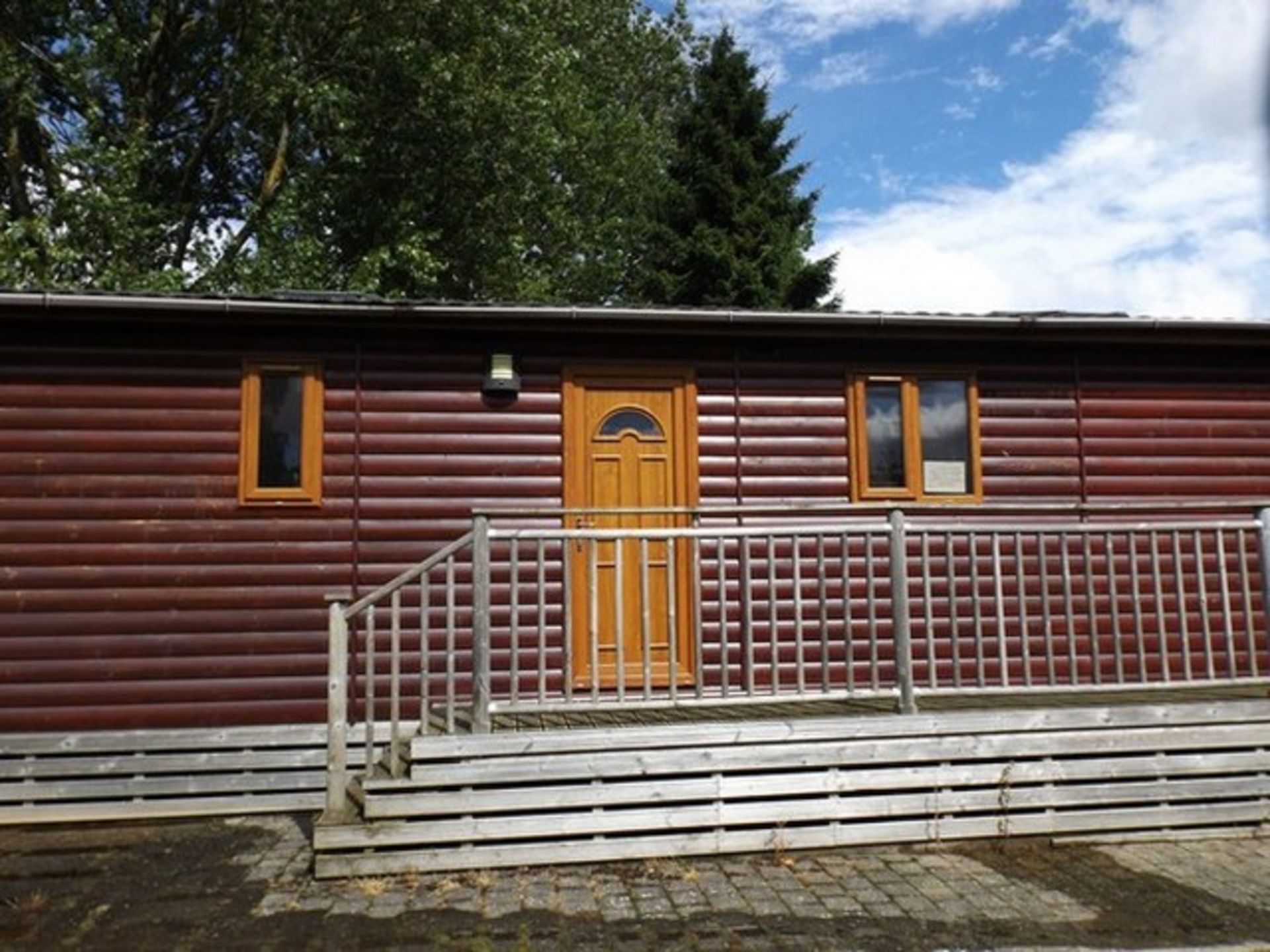 Factory built 2 section log cabin - Image 2 of 10