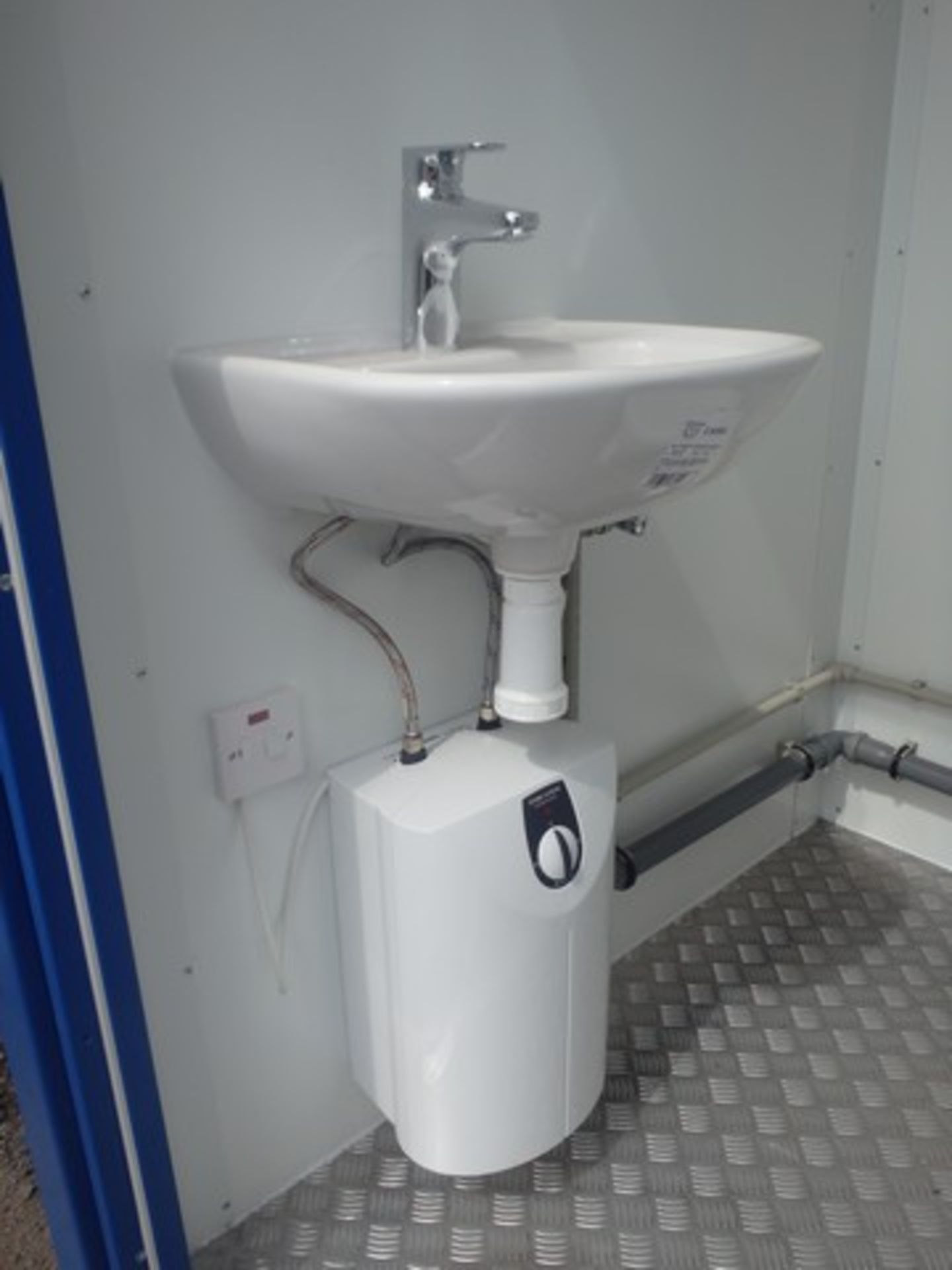 Single AV toilet block - Image 7 of 10