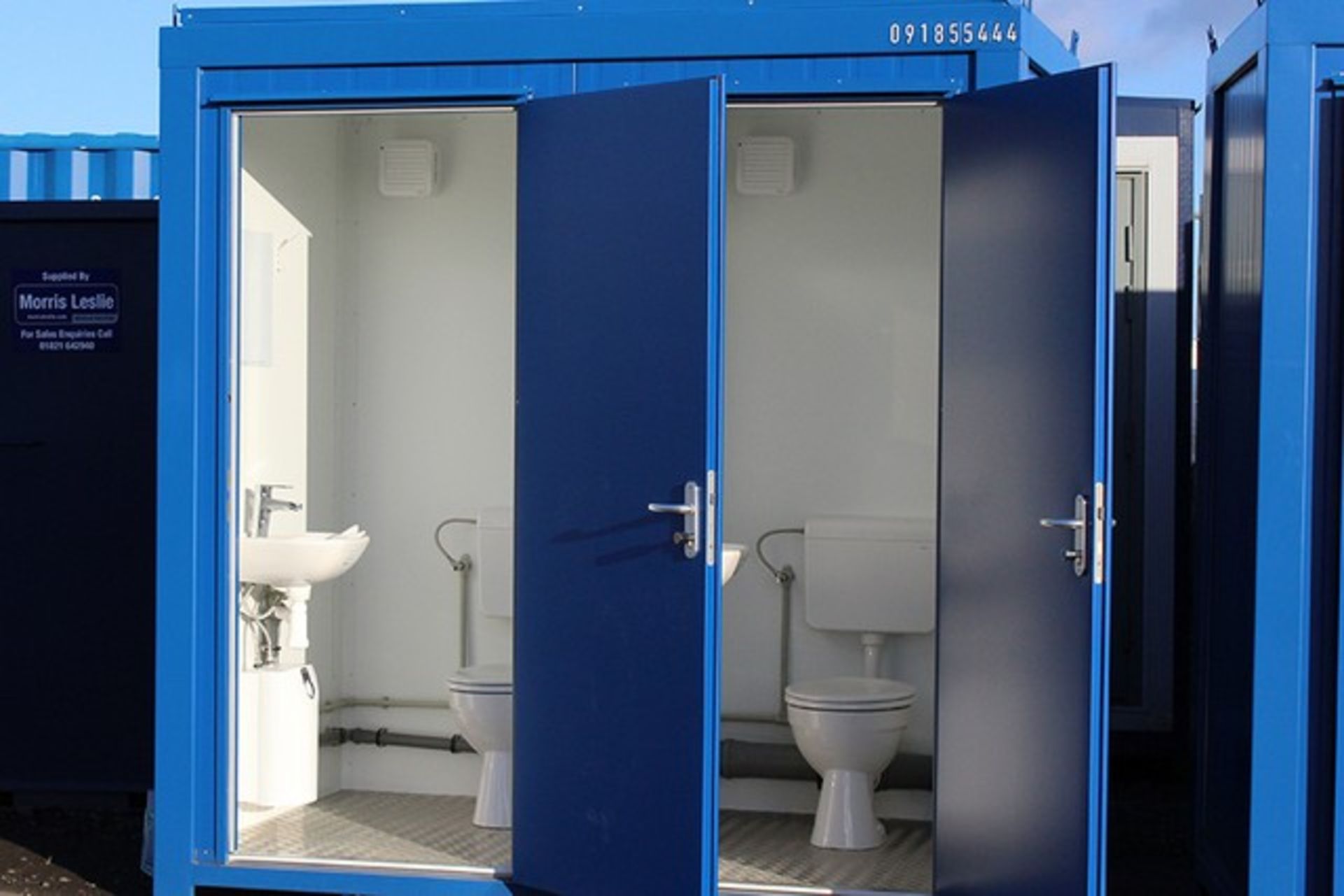 Double AV toilet block - Image 2 of 9