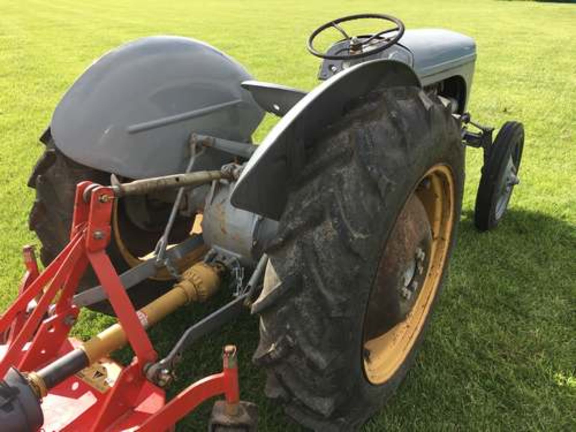 FERGUSON TEC-20 1952 NARROW PETROL TRACTOR C/W GRASS CUTTER SN - TEC 292678 - Image 4 of 13