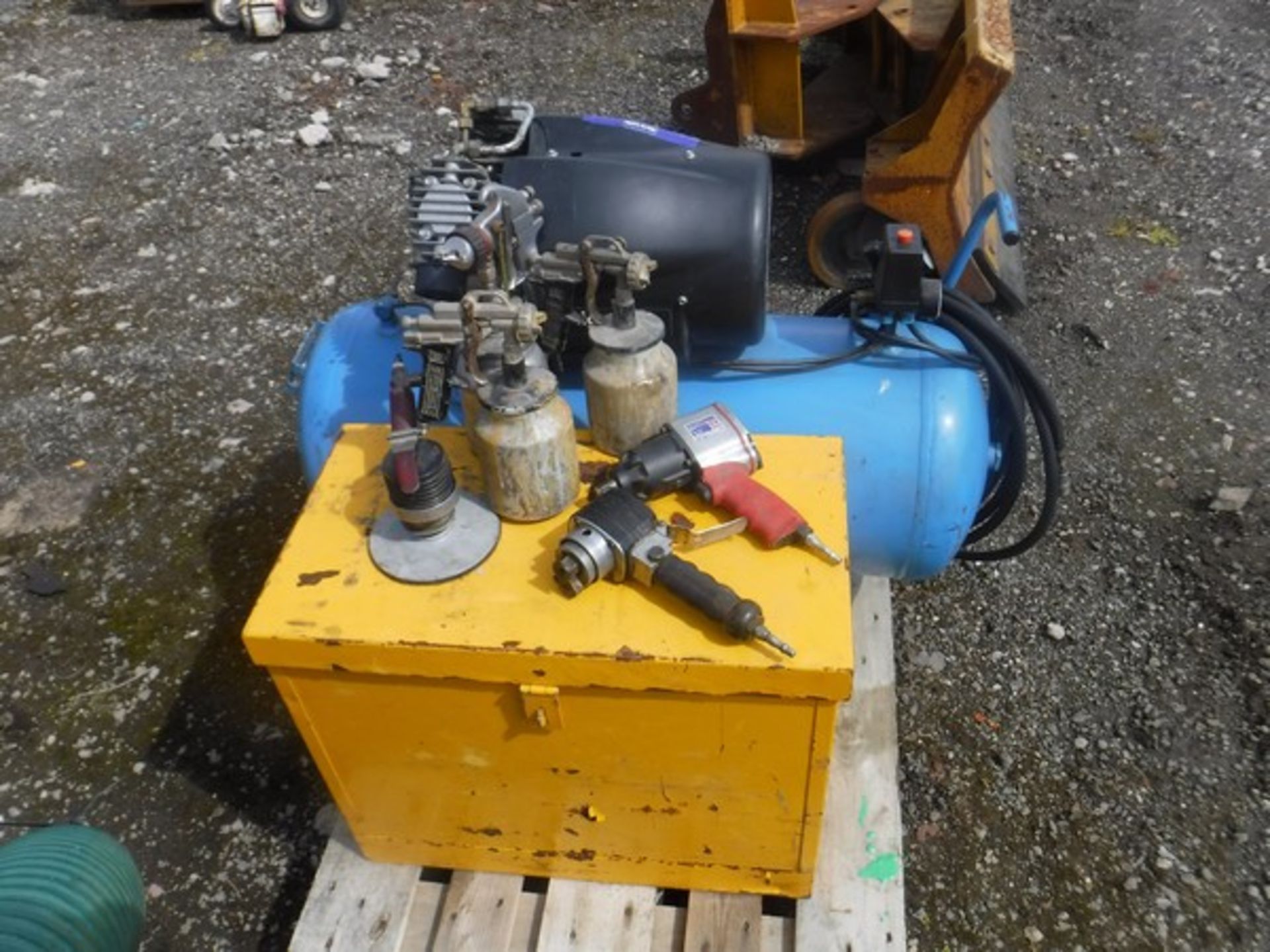 AIR MASTER COMPRESSOR C/W THREE SPRAY GUNS, TWO SANDERS AND 0.5&quot; AIRGUN - Image 3 of 3