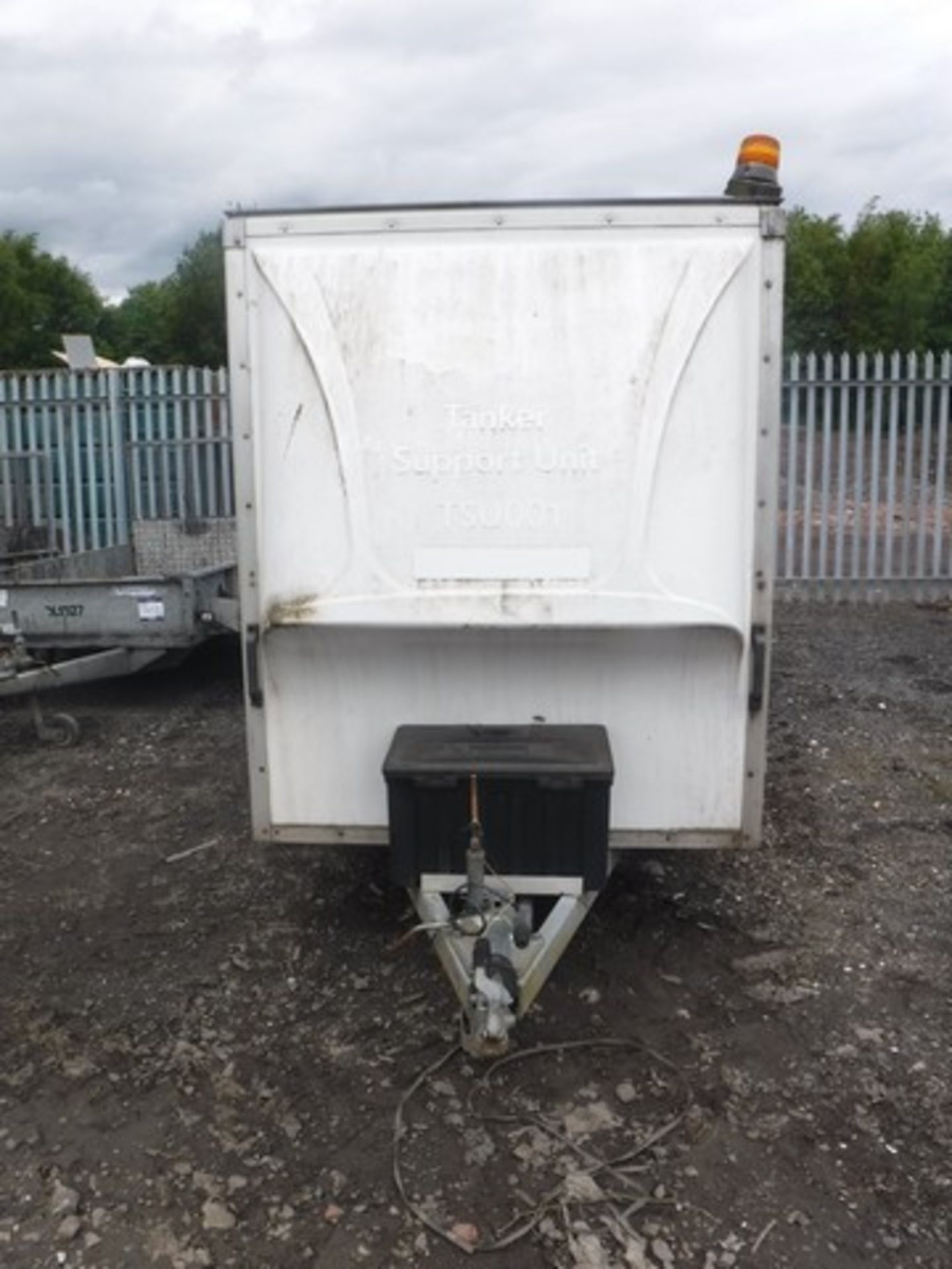 CROSSWAYS 10X5 TWIN AXLE BOX TRAILER WITH DROP DOWN LOADING RAMP SN - 06490214 - Image 2 of 6