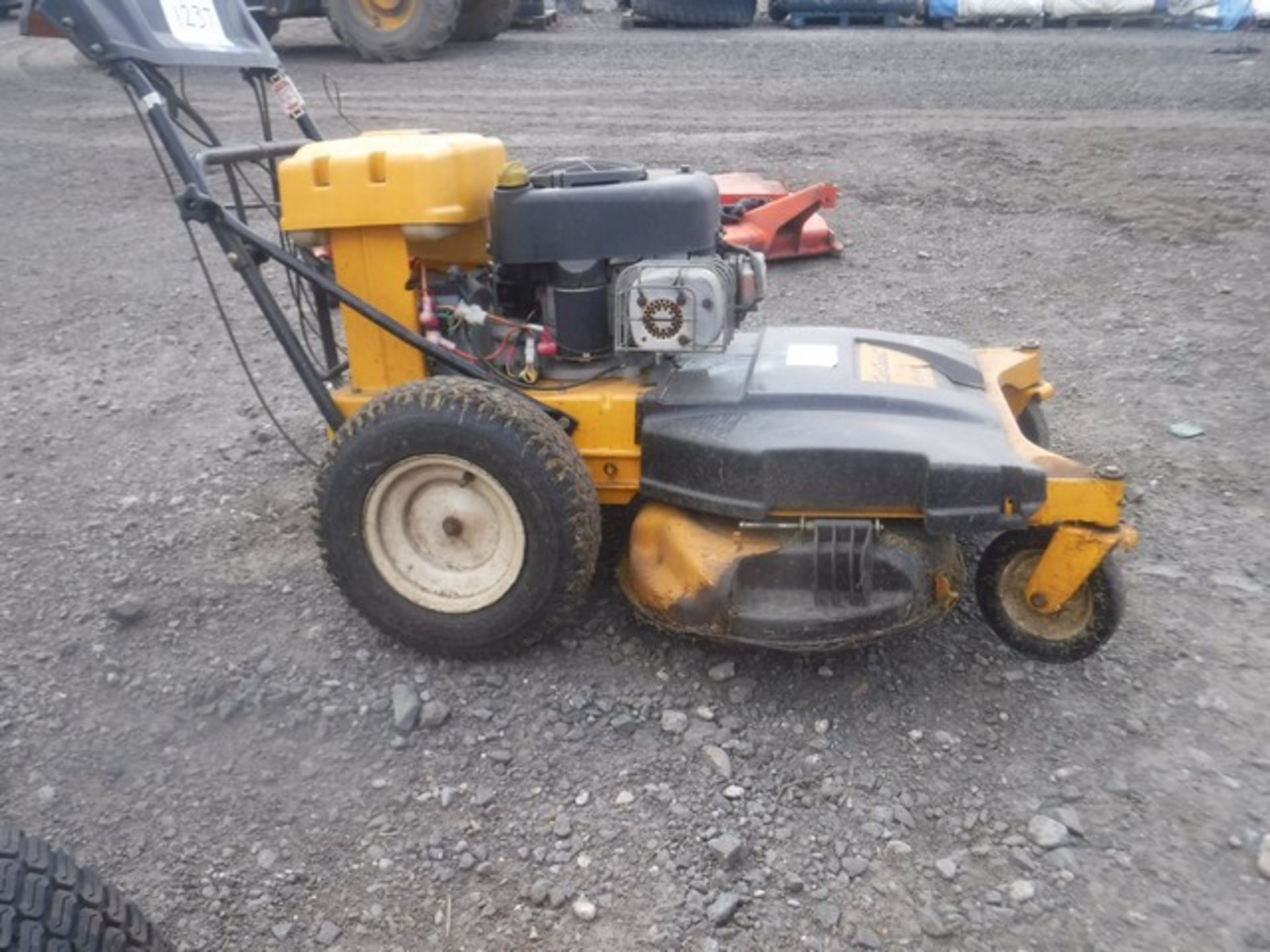 CUB CADET 84CM WIDECUT MOWER 1399 HOURS - Image 2 of 4