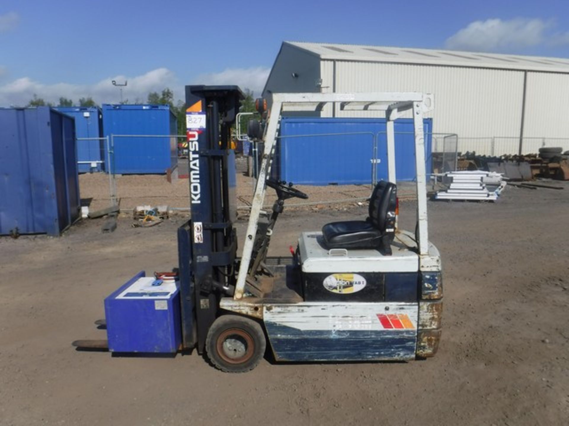 KOMATSU 18M ELECTRIC FORKLIFT 5082HRS (NOT VERIFIED) C/W CHARGER ASSET NO - 727-3301 - Image 4 of 7