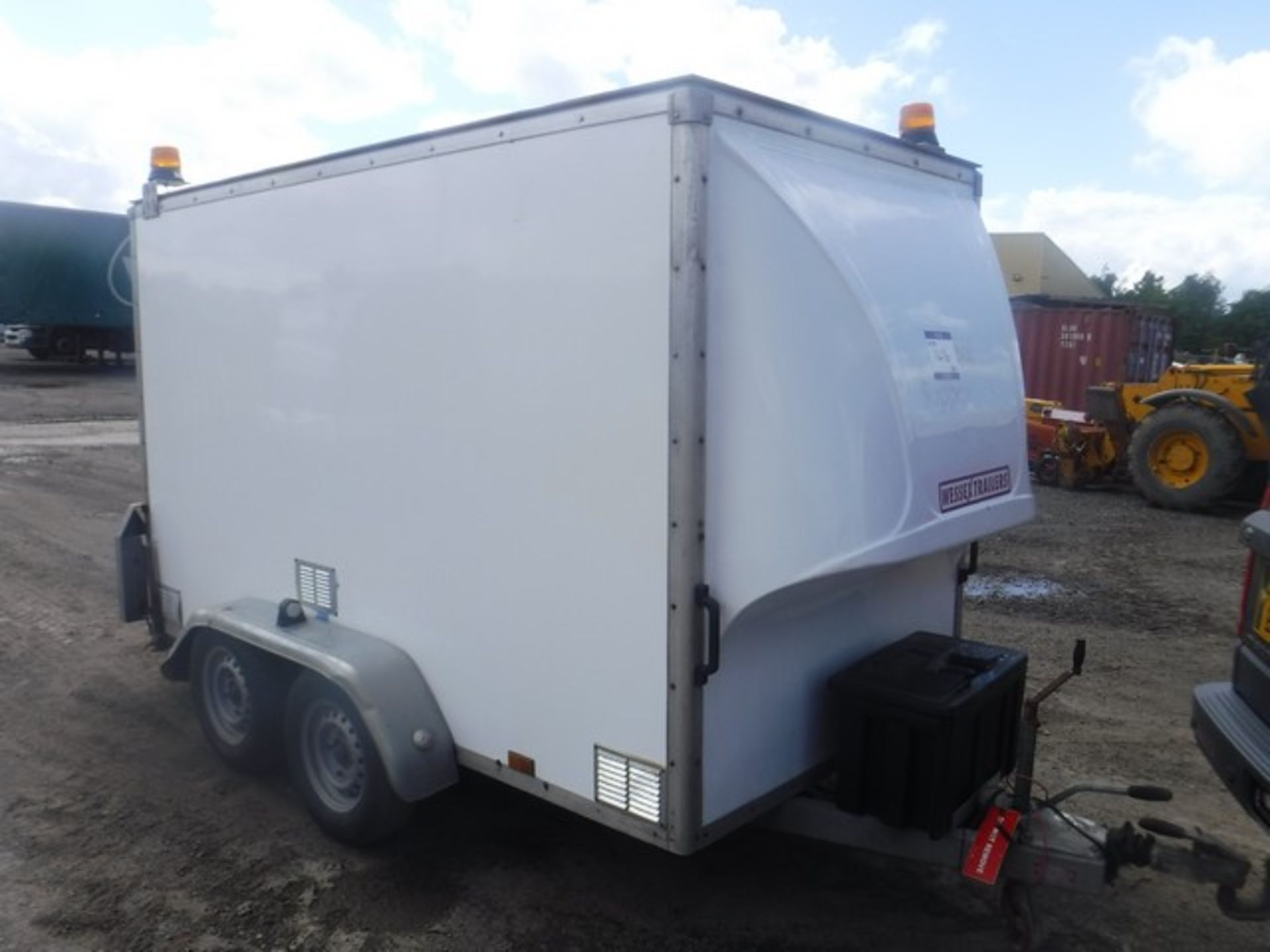 CROSSWAYS 10X5 TWIN AXLE BOX TRAILER C/W DROP DOWN LOADING RAMP SN - 064702140 - Image 2 of 5