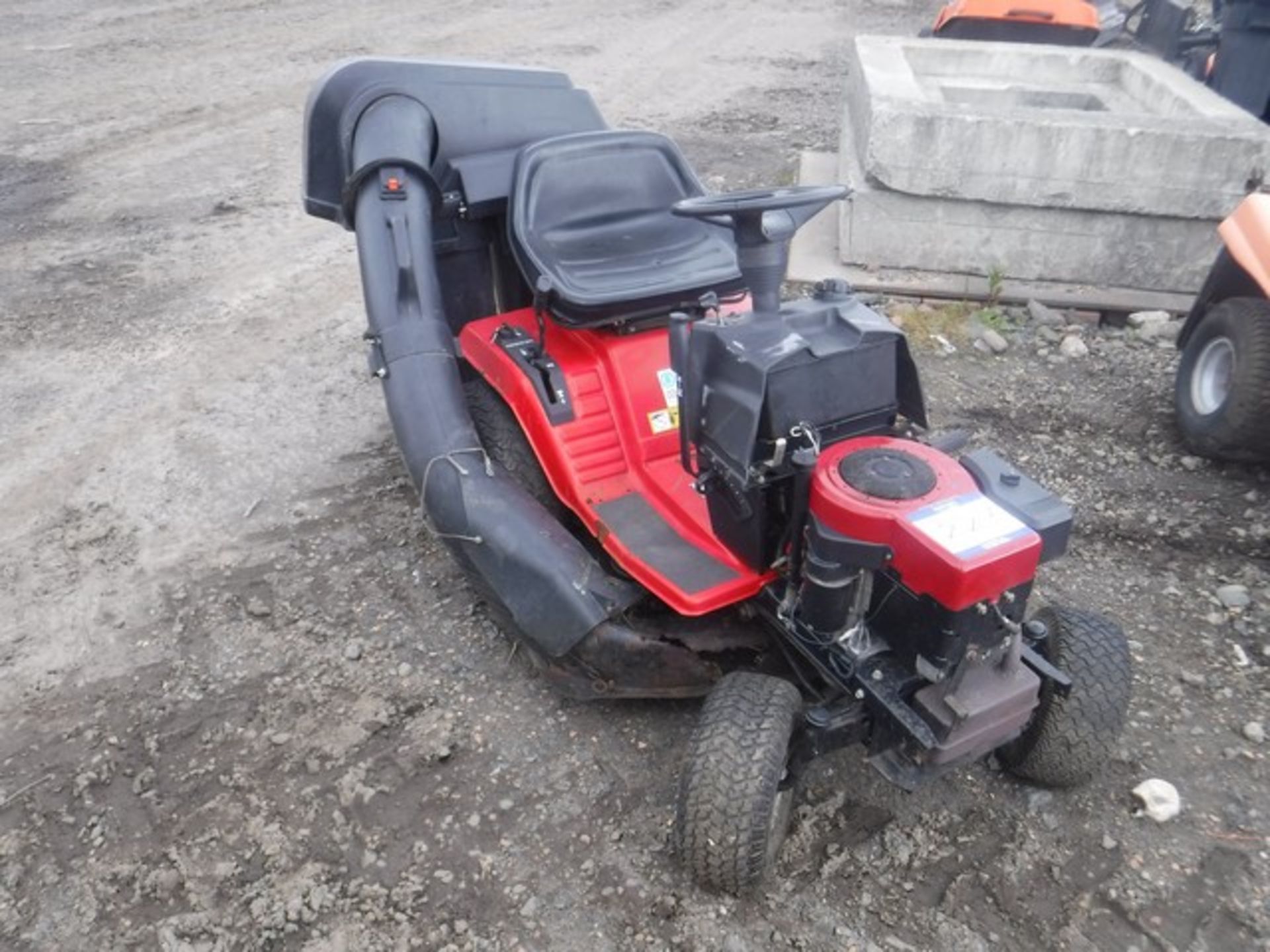 JONSERED LRH13 RIDE ON LAWNMOWER - Image 2 of 2