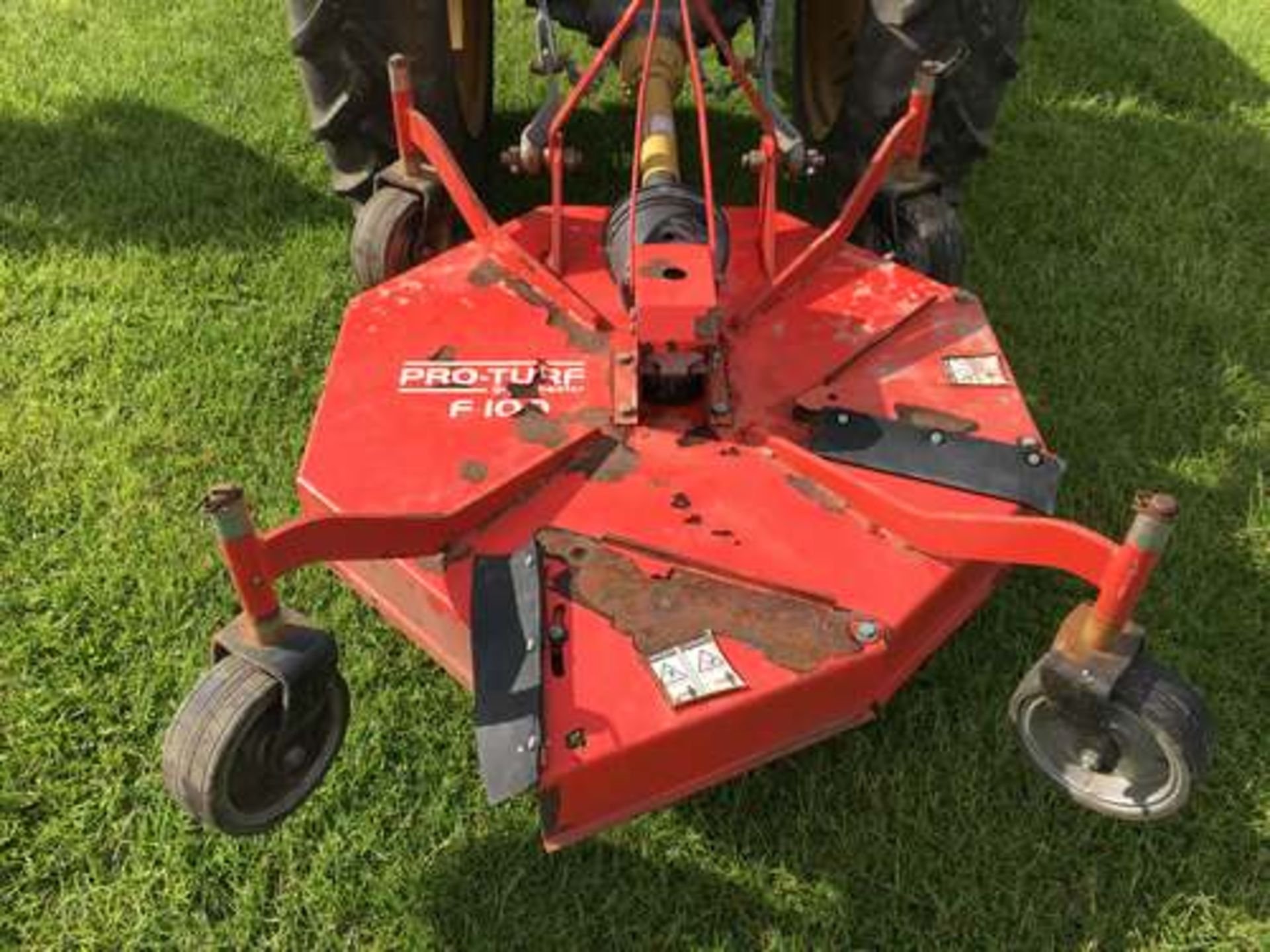 FERGUSON TEC-20 1952 NARROW PETROL TRACTOR C/W GRASS CUTTER SN - TEC 292678 - Image 11 of 13