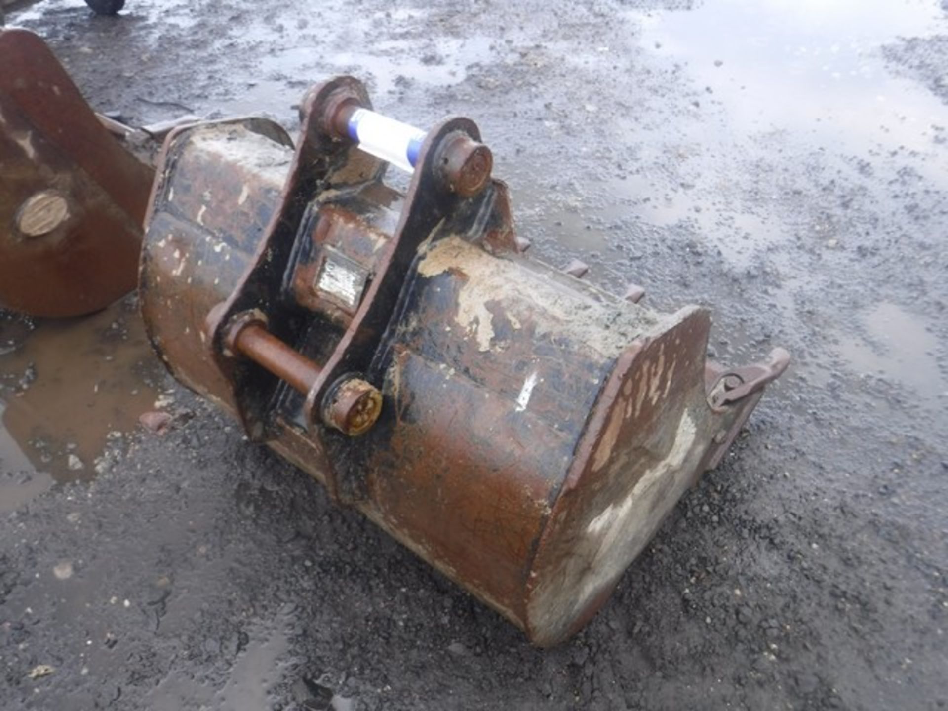 STRICKLAND 3FT EXCAVATOR BUCKET WITH 45mm PINS APPROX - Image 2 of 2