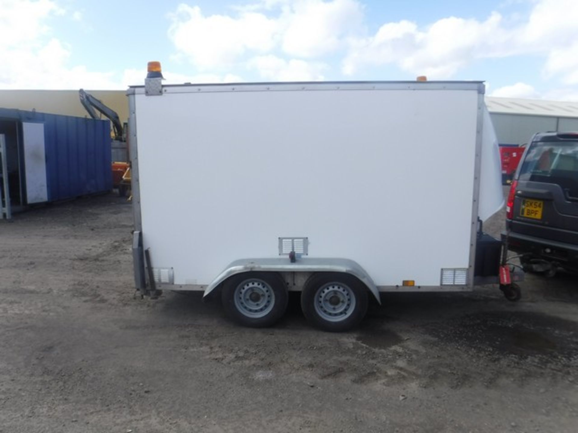 CROSSWAYS 10X5 TWIN AXLE BOX TRAILER C/W DROP DOWN LOADING RAMP SN - 064702140 - Image 3 of 5