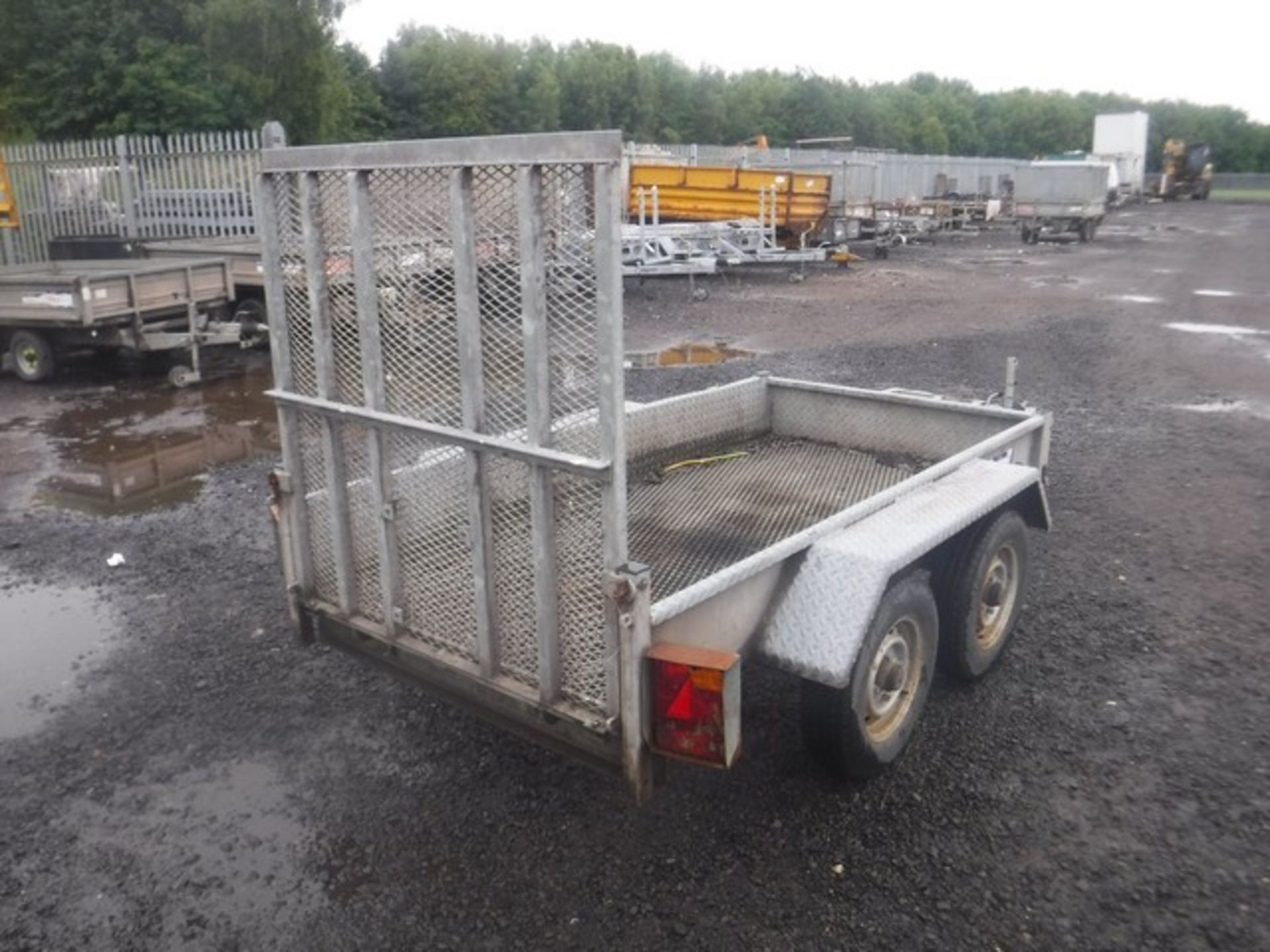 INDESPENSION 8X4 TWIN AXLE PLANT TRAILER C/W MESH FLOOR AND RAMP **NO ID PLATE** - Image 4 of 4