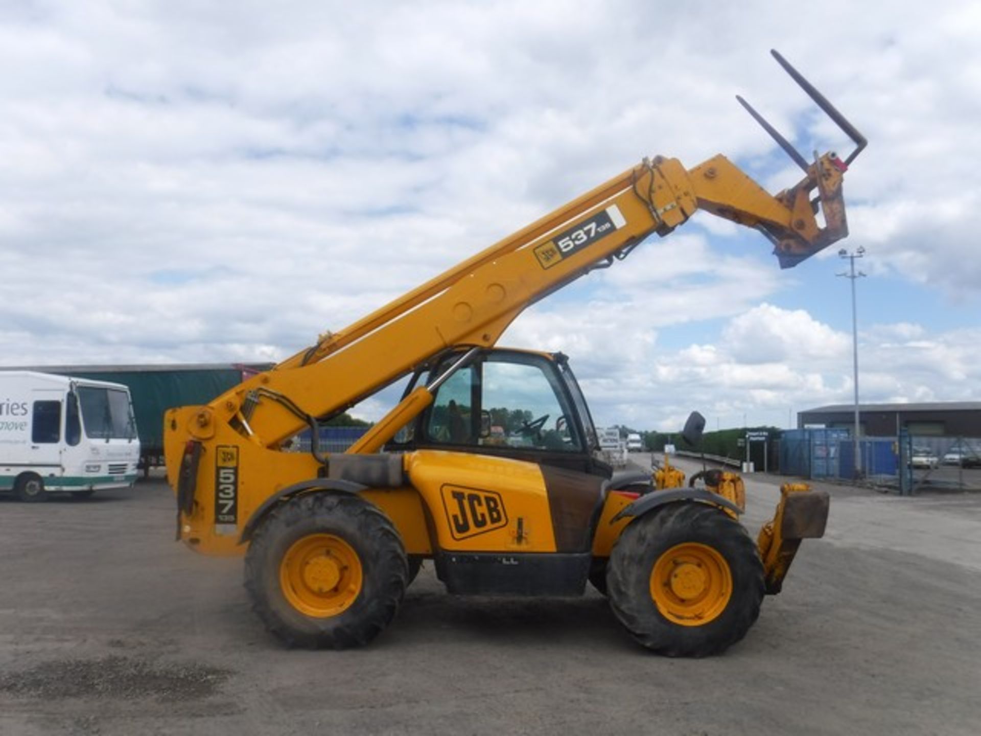 JCB 537-135 TELEHANDLER C/W PALLET FORKS 2003 LIFT CAPACITY 3.7 TON - MAXIMUM REACH 13.5 - Image 3 of 7