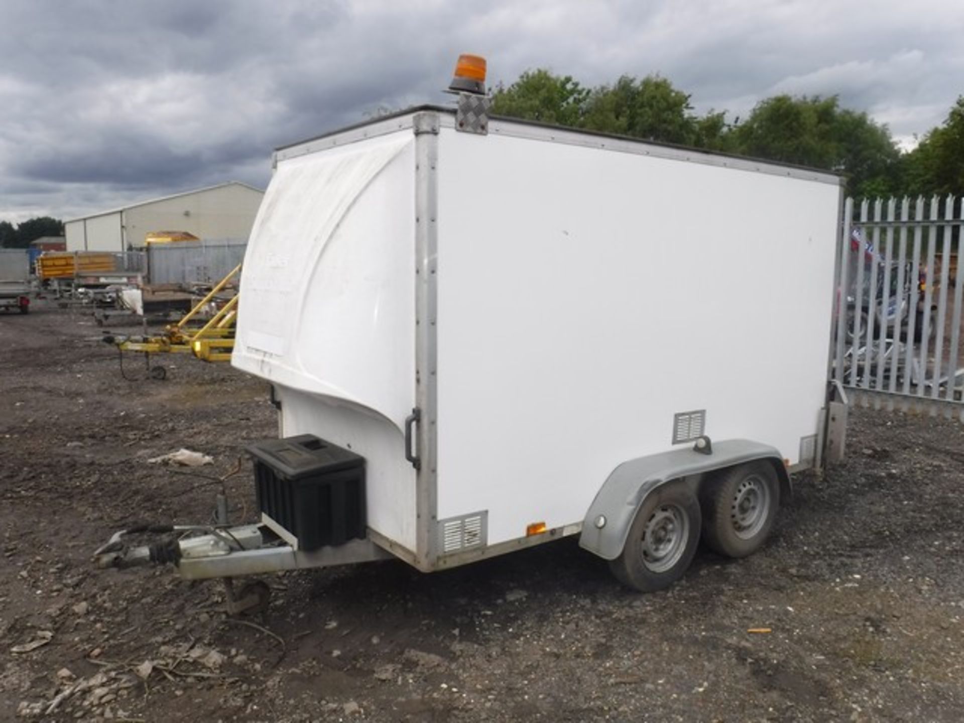 CROSSWAYS 10X5 TWIN AXLE BOX TRAILER WITH DROP DOWN LOADING RAMP SN - 06490214