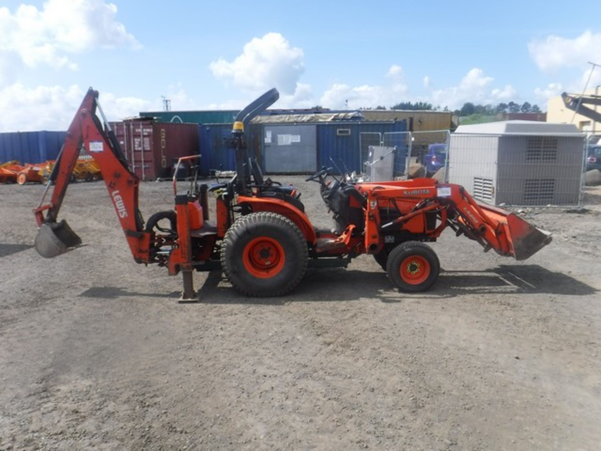 KUBOTA B3030 BACKHOE 2010 TRACTOR 1993HRS (NOT VERIFIED) SN - B3030HR81142 - Image 4 of 7