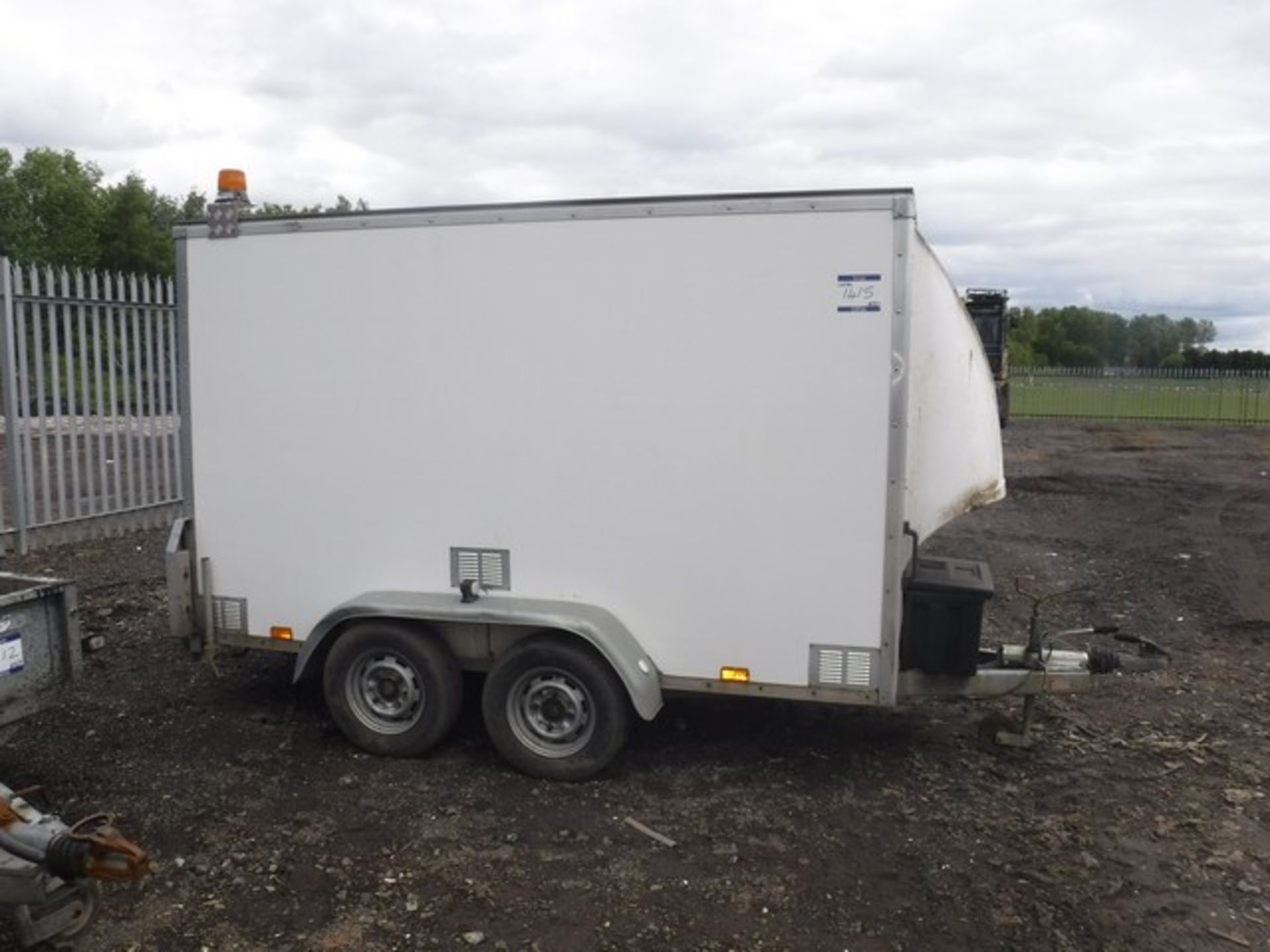 CROSSWAYS 10X5 TWIN AXLE BOX TRAILER WITH DROP DOWN LOADING RAMP SN - 06490214 - Image 3 of 6