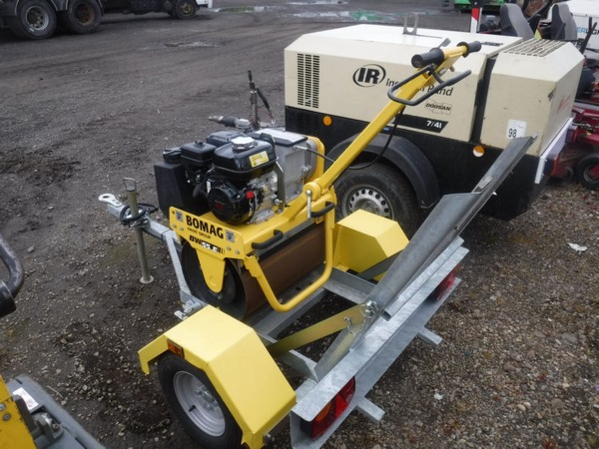 BOMAG BW55 ROLLER 2018 C/W TRAILER - Image 2 of 4