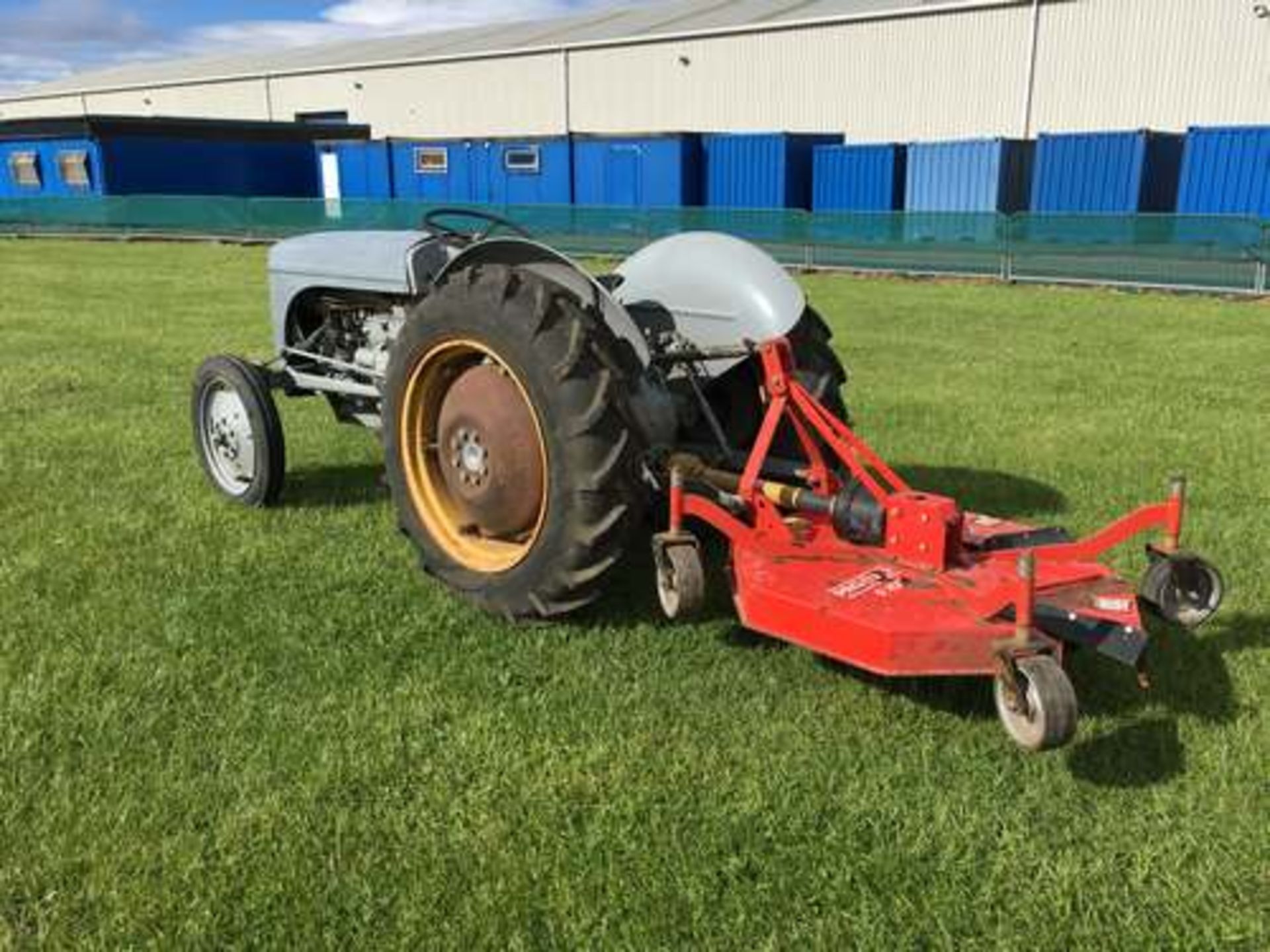 FERGUSON TEC-20 1952 NARROW PETROL TRACTOR C/W GRASS CUTTER SN - TEC 292678 - Image 5 of 13