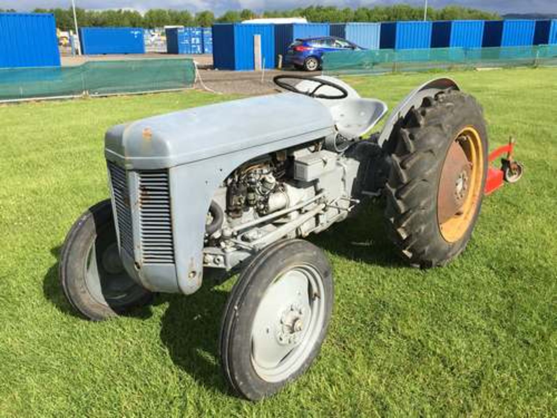 FERGUSON TEC-20 1952 NARROW PETROL TRACTOR C/W GRASS CUTTER SN - TEC 292678 - Image 2 of 13