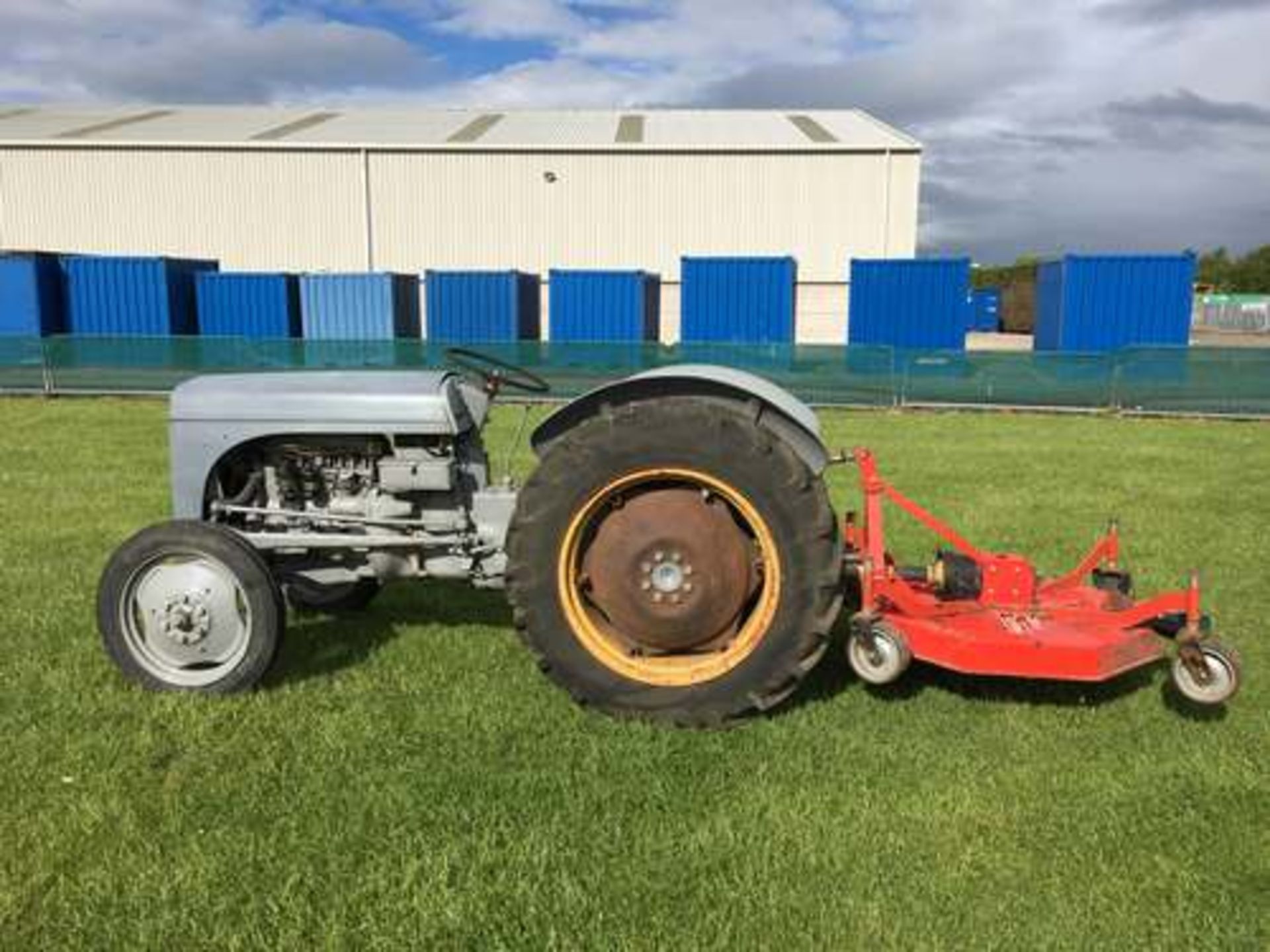 FERGUSON TEC-20 1952 NARROW PETROL TRACTOR C/W GRASS CUTTER SN - TEC 292678