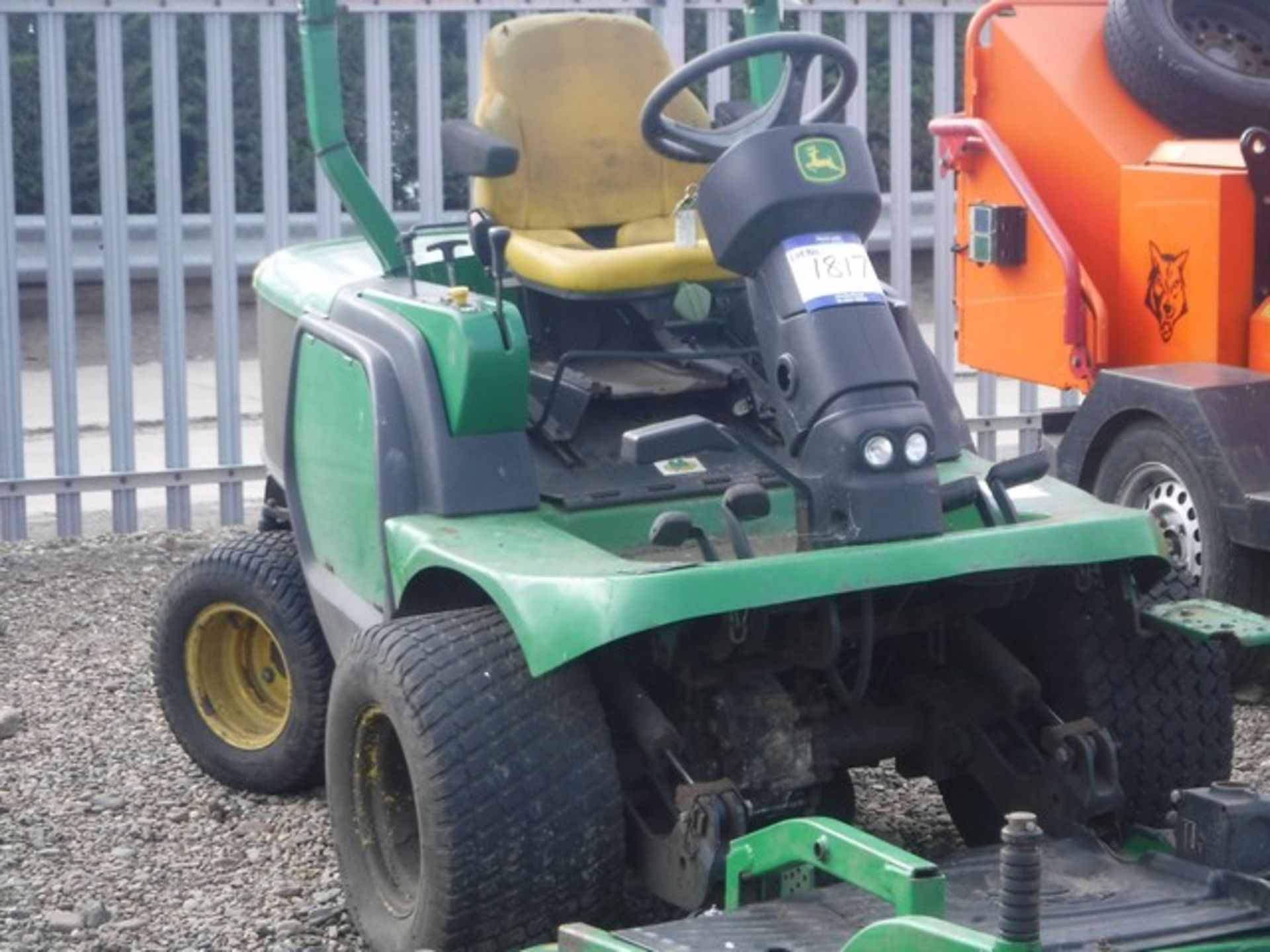 JOHN DEERE 1565 OUTFRONT RIDE ON MOWER 2007 1135 HOURS (NOT VERIFIED) SN- TC1565D050670 AN- 456 - Image 2 of 6