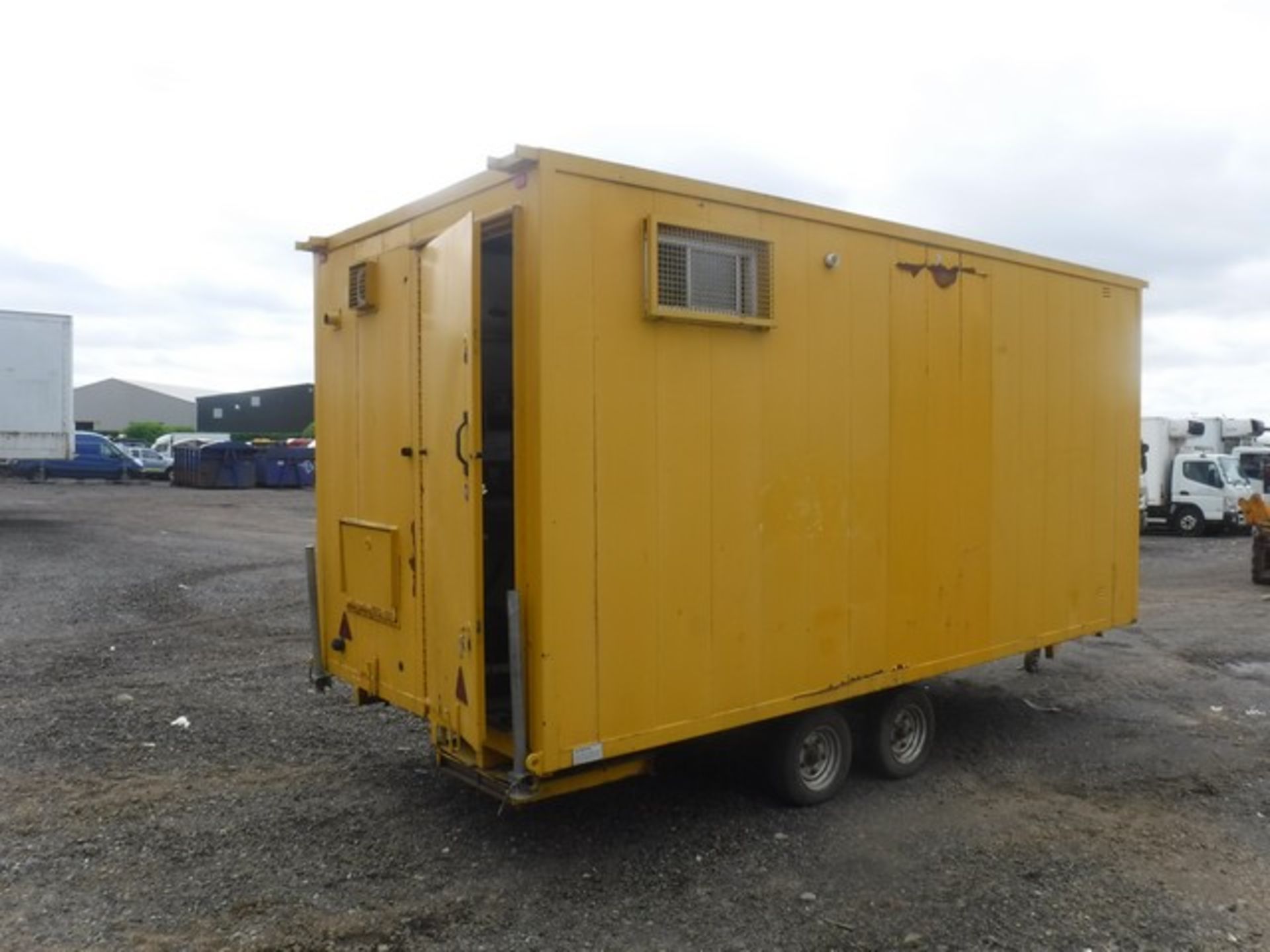 KABCO MOBILE WELFARE UNIT 2009 C/W GENERATOR AND CHEMICAL TOILET 1590HRS (NOT VERIFIED) SN - GF1022 - Image 2 of 6